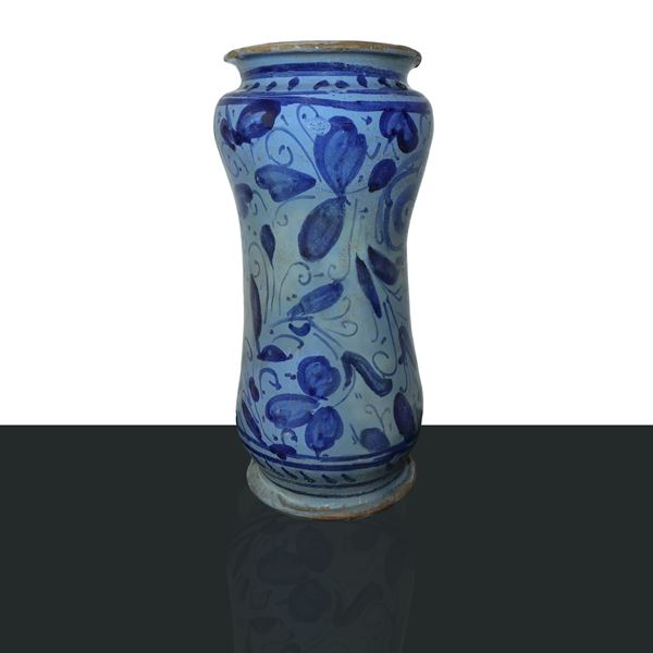 Albarello in maiolica di Caltagirone invetriato e decorato a motivi floreali nei toni del blu e celeste ispirazione Savona