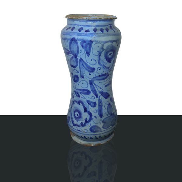 Albarello in maiolica di Caltagirone invetriato e decorato a motivi floreali nei toni del blu e celeste ispirazione Savona