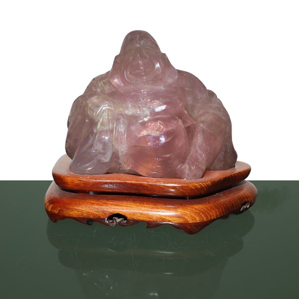 Buddha in quarzo rosa con base in legno