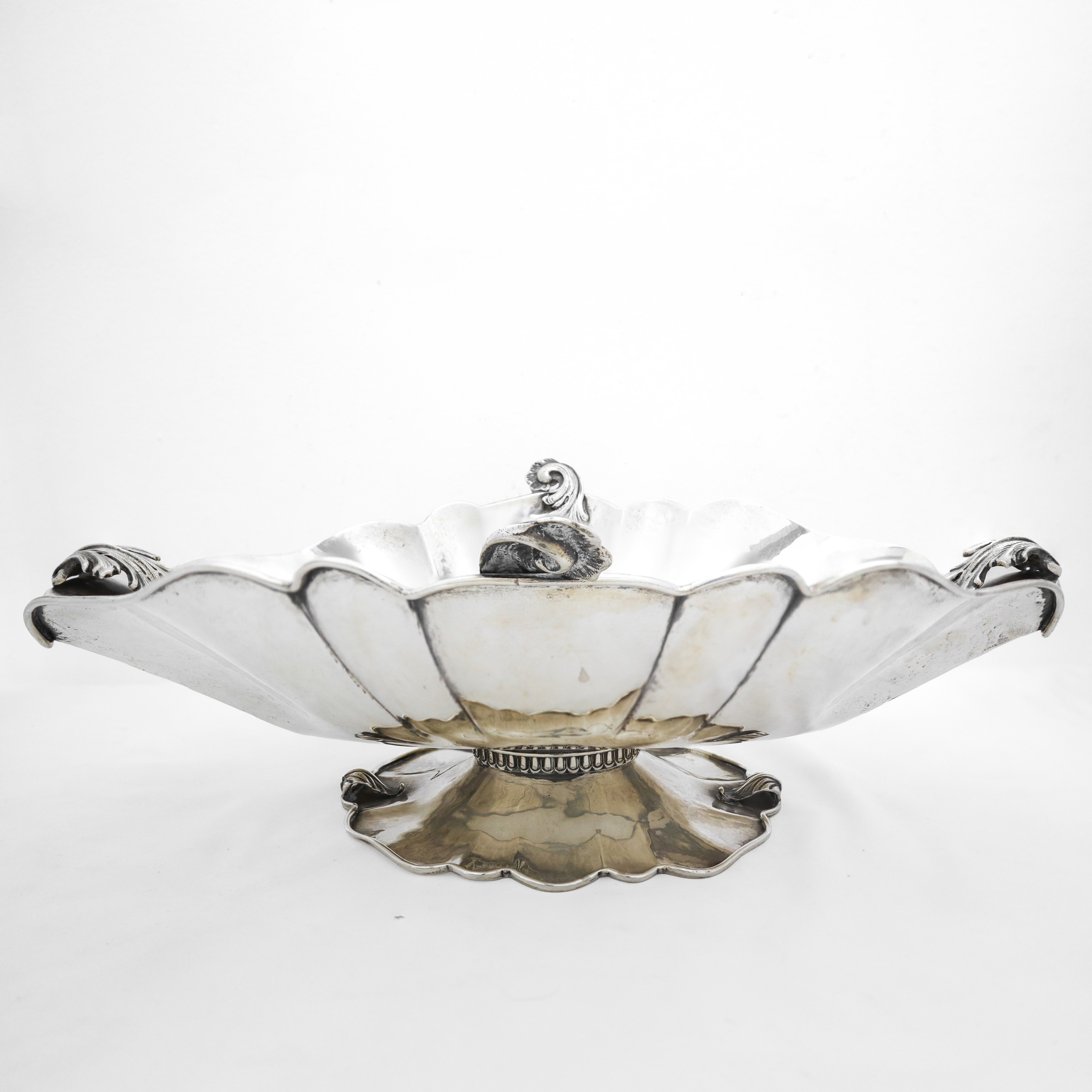 Ciatta centrotavola alzata ovale bordo smerlato e foglie d'acanto applicate