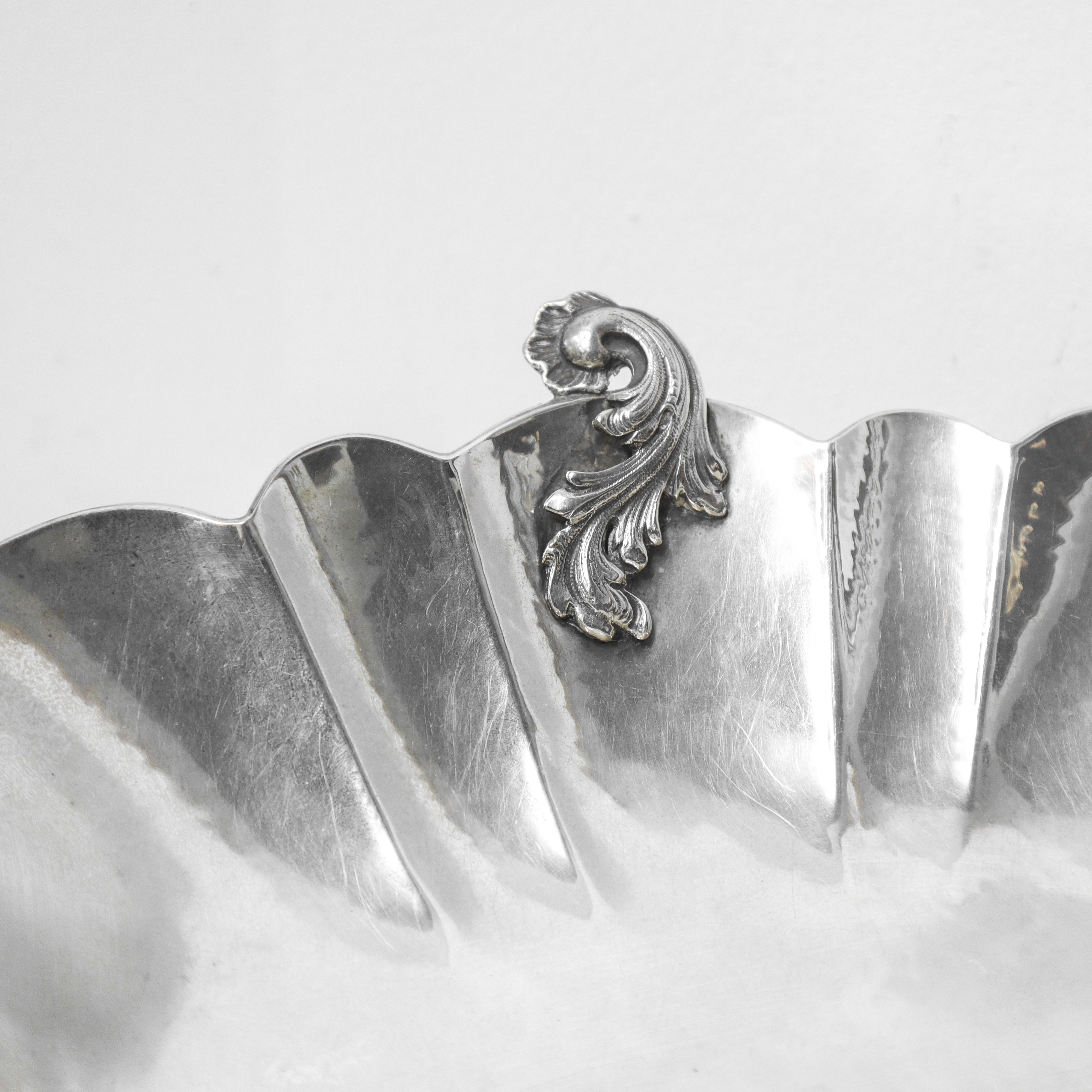 Ciatta centrotavola alzata ovale bordo smerlato e foglie d'acanto applicate