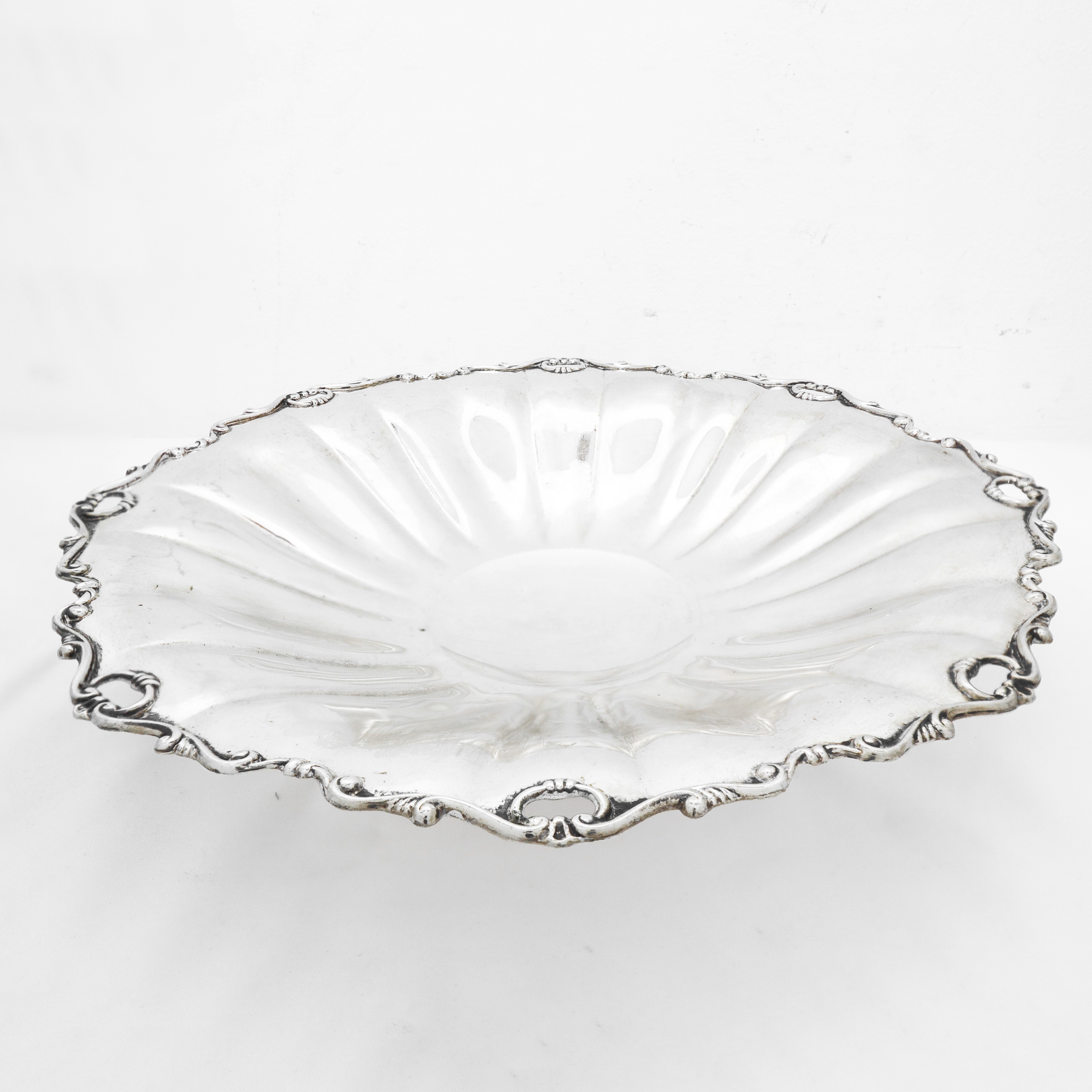 Alzata rotonda centrotavola in argento 800 con bordo smerlato