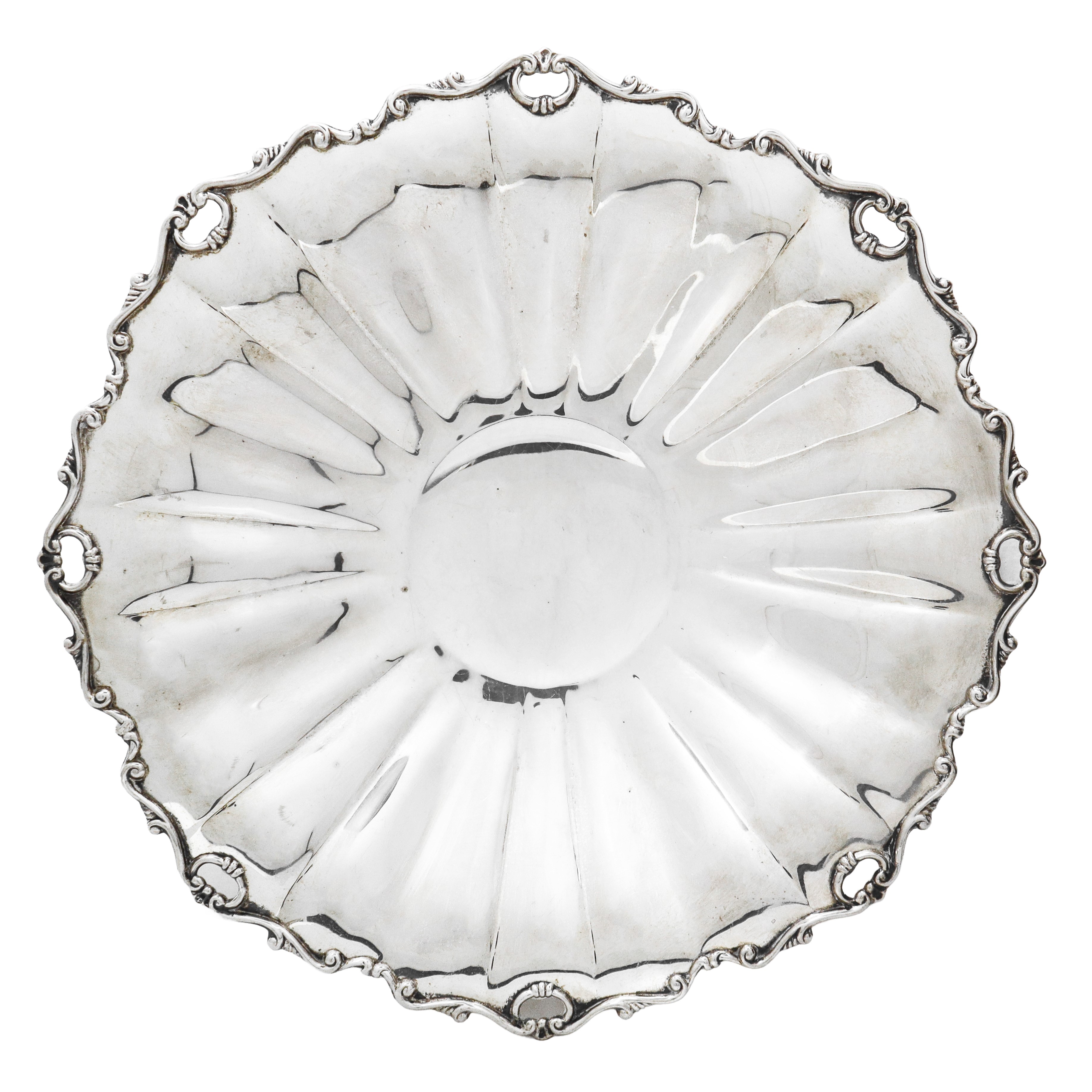 Alzata rotonda centrotavola in argento 800 con bordo smerlato