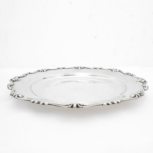 Round plate in 800 silver with scalloped edge