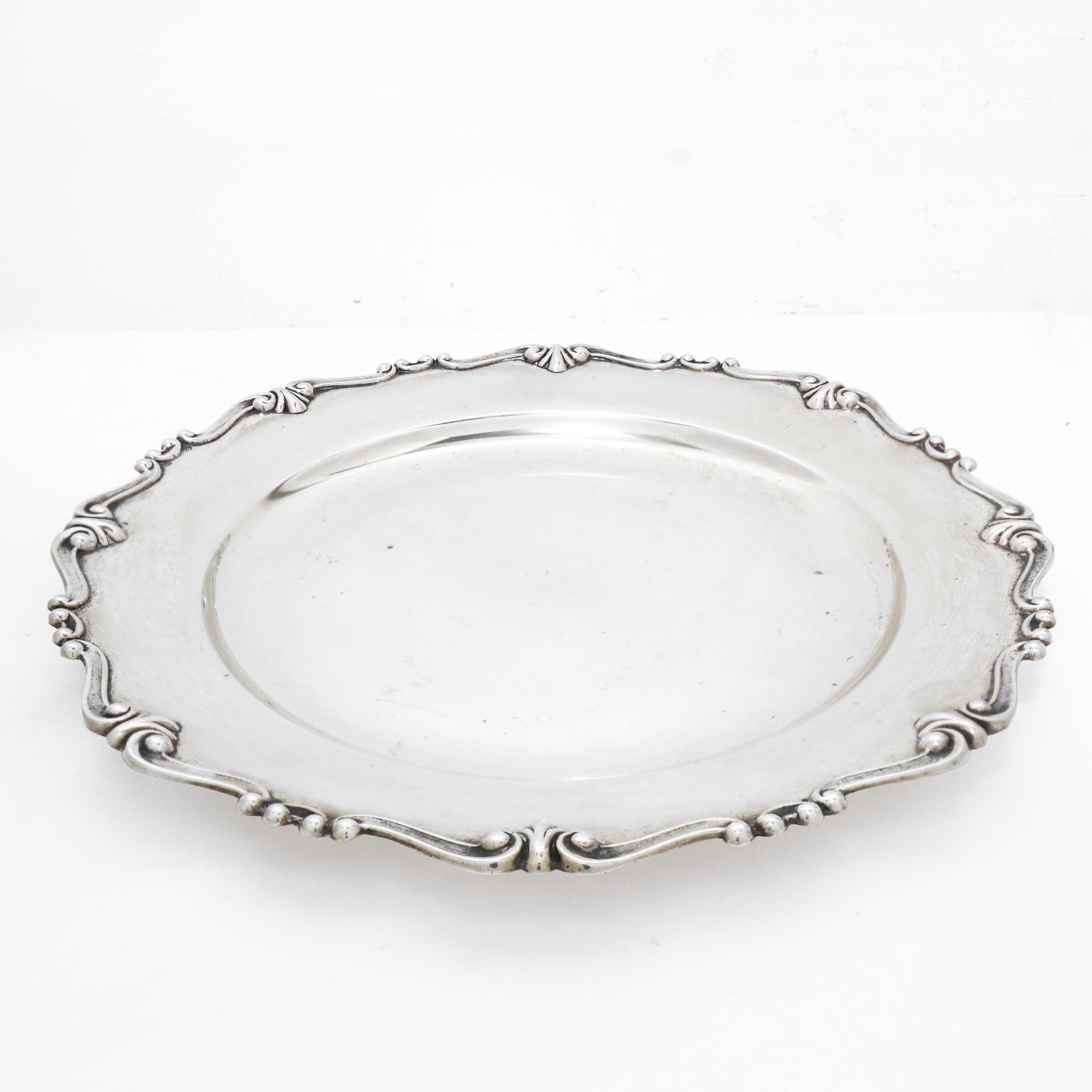 Piatto rotondo in argento 800 con bordo smerlato