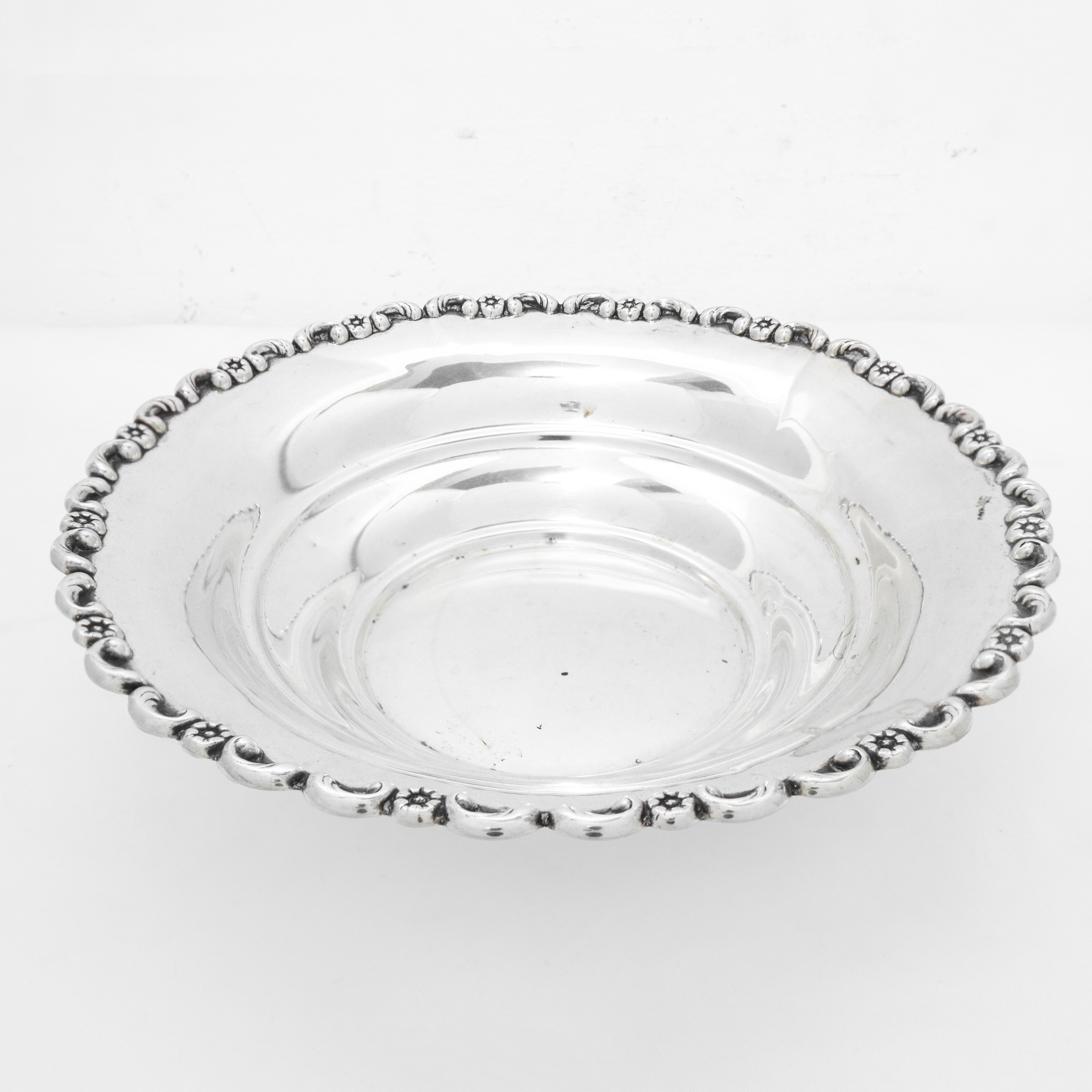 N°2 Coppe porta cioccolatini in argento 800, una coppa ovale, una rotonda