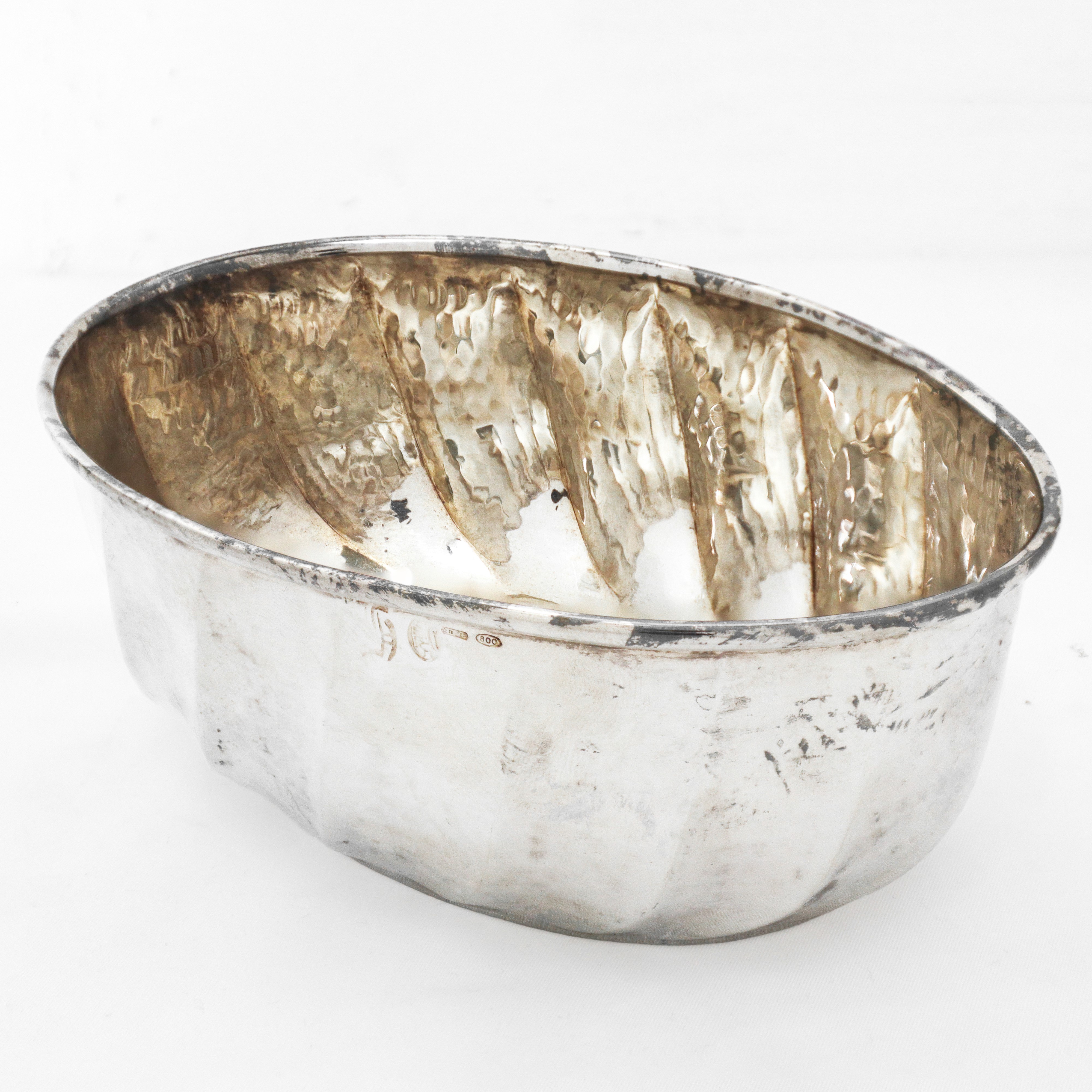 Coppa portacioccolatini in argento 800 sbalzata a mano