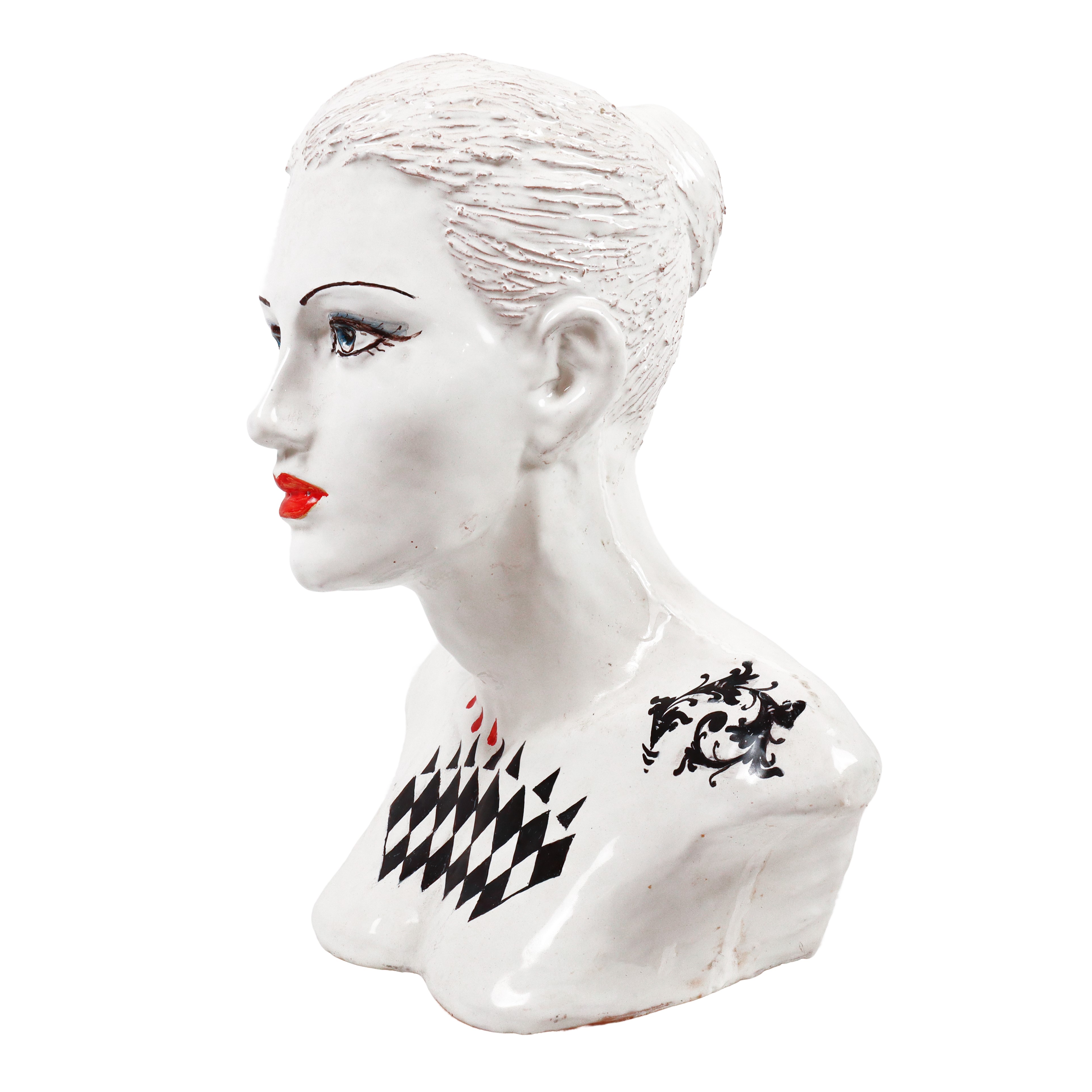 Busto di donna bianco tatuato