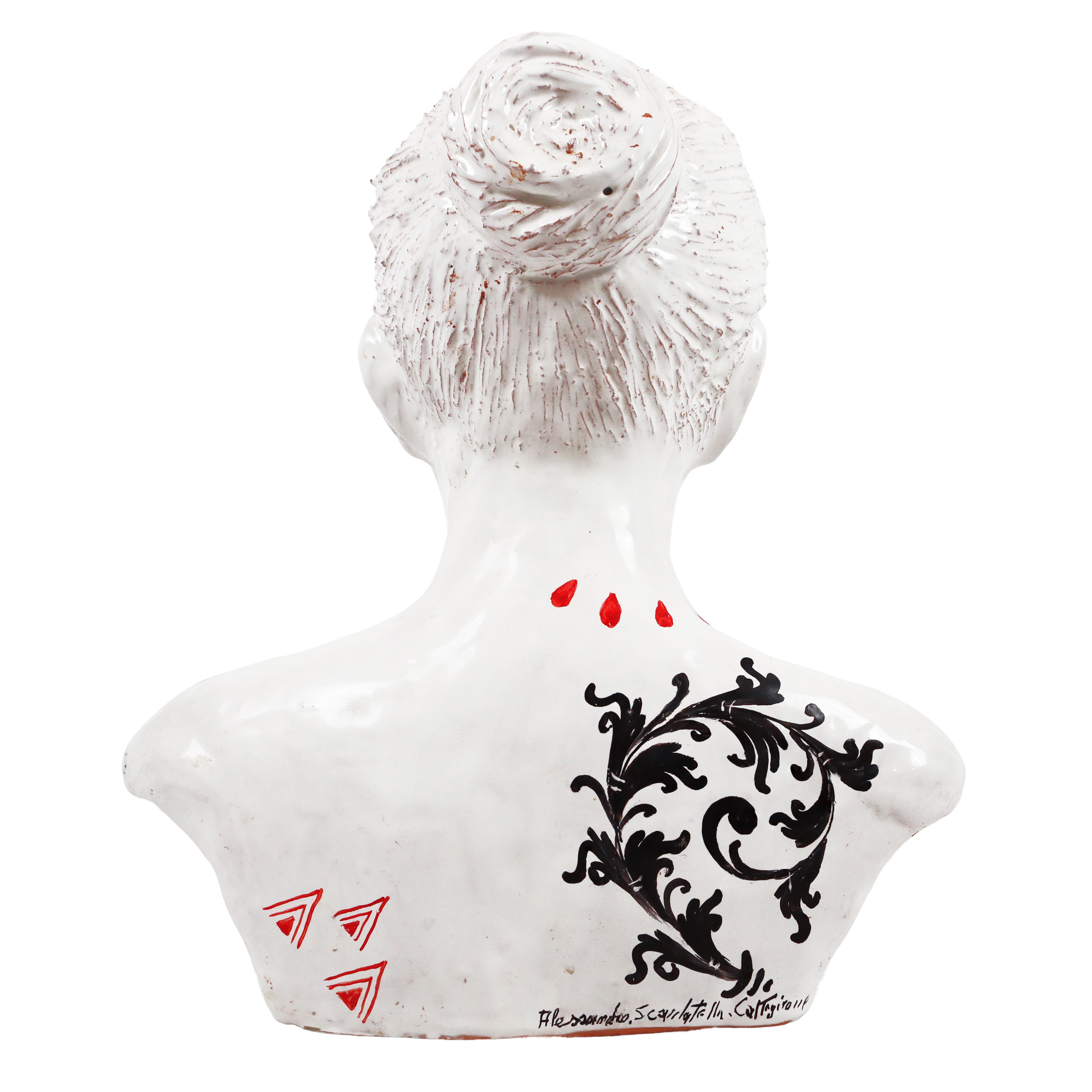 Busto di donna bianco tatuato