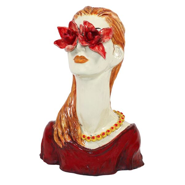 Busto di donna con fiori negli occhi