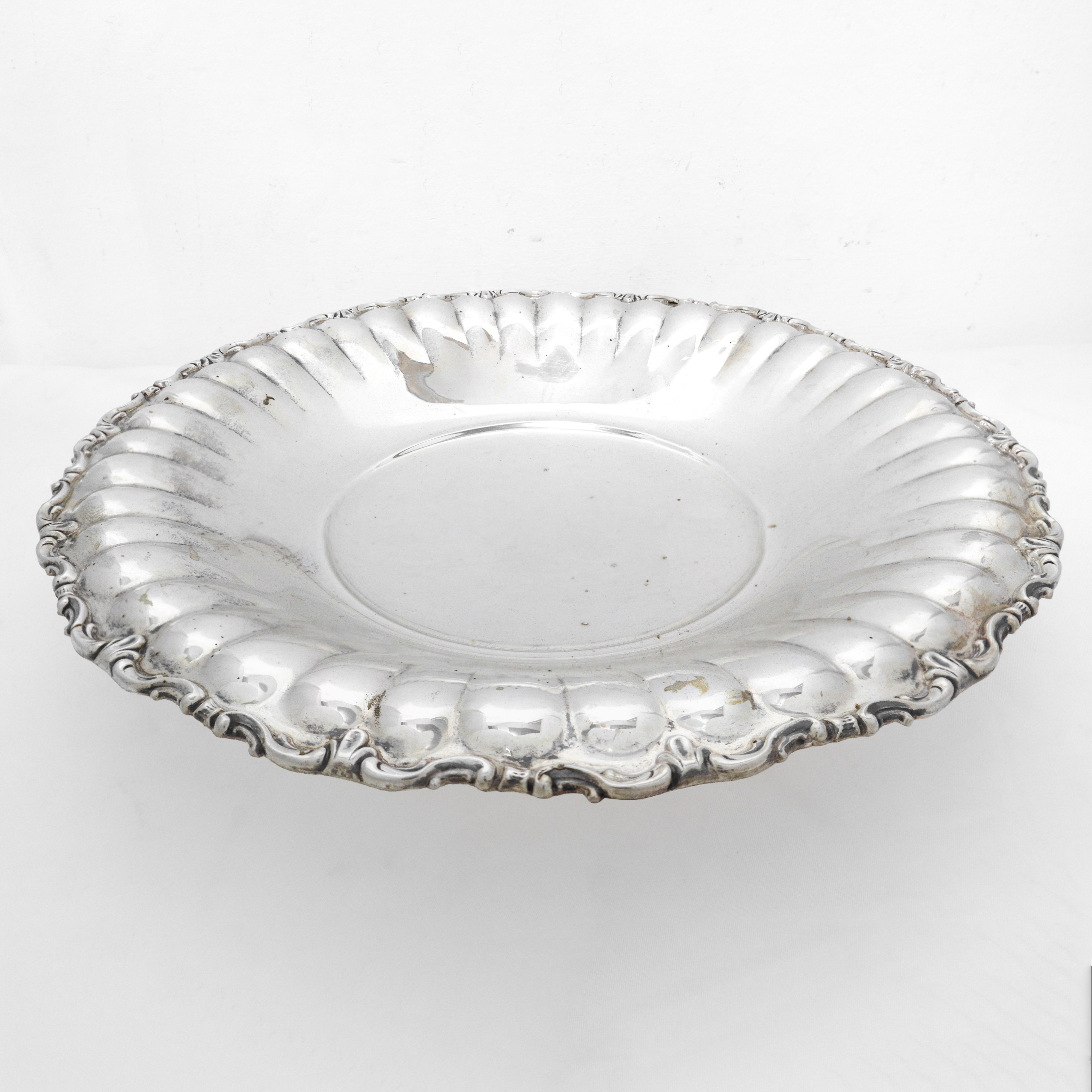 Alzata rotonda centrotavola in argento 800 con bordo festonato e lobato