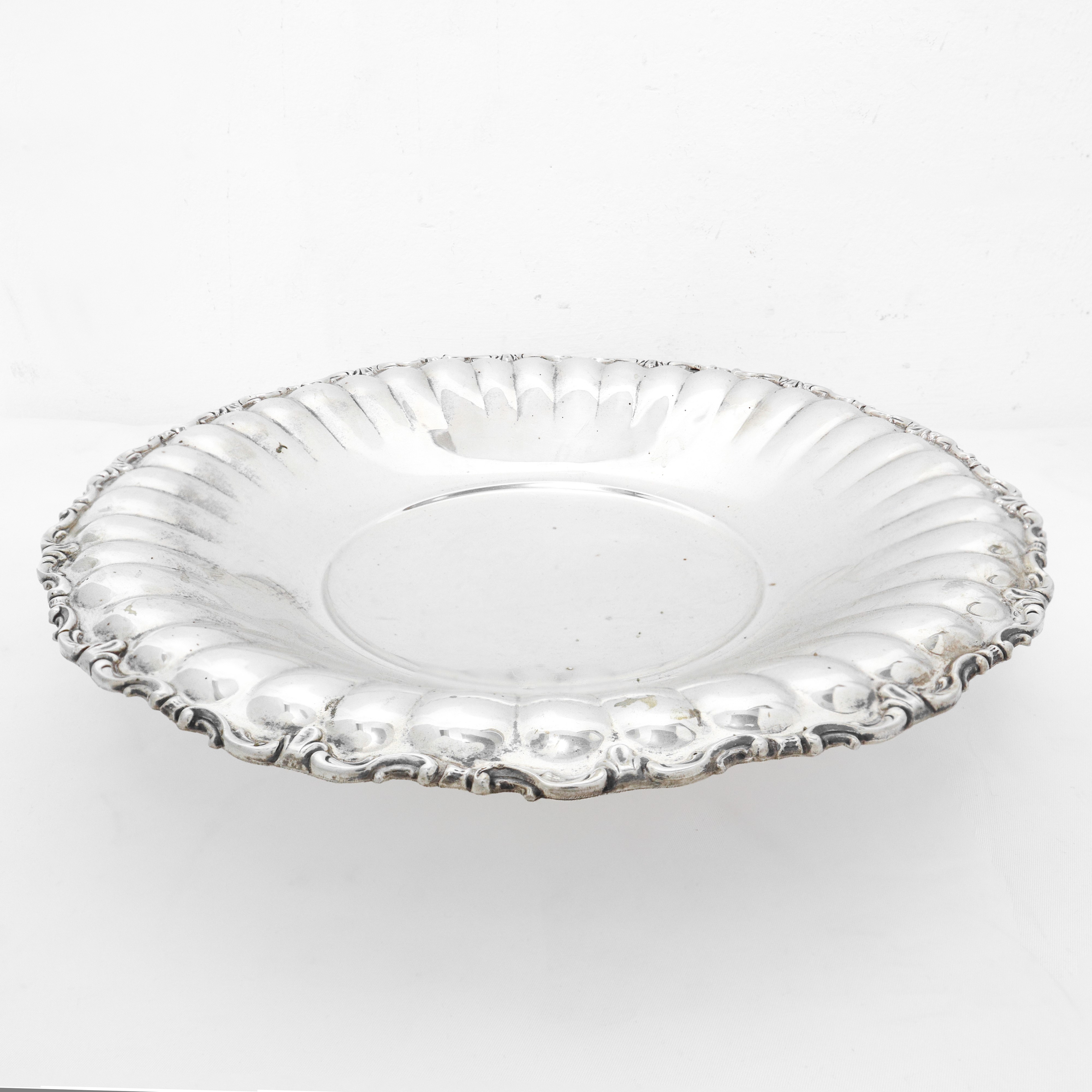 Alzata rotonda centrotavola in argento 800 con bordo festonato e lobato