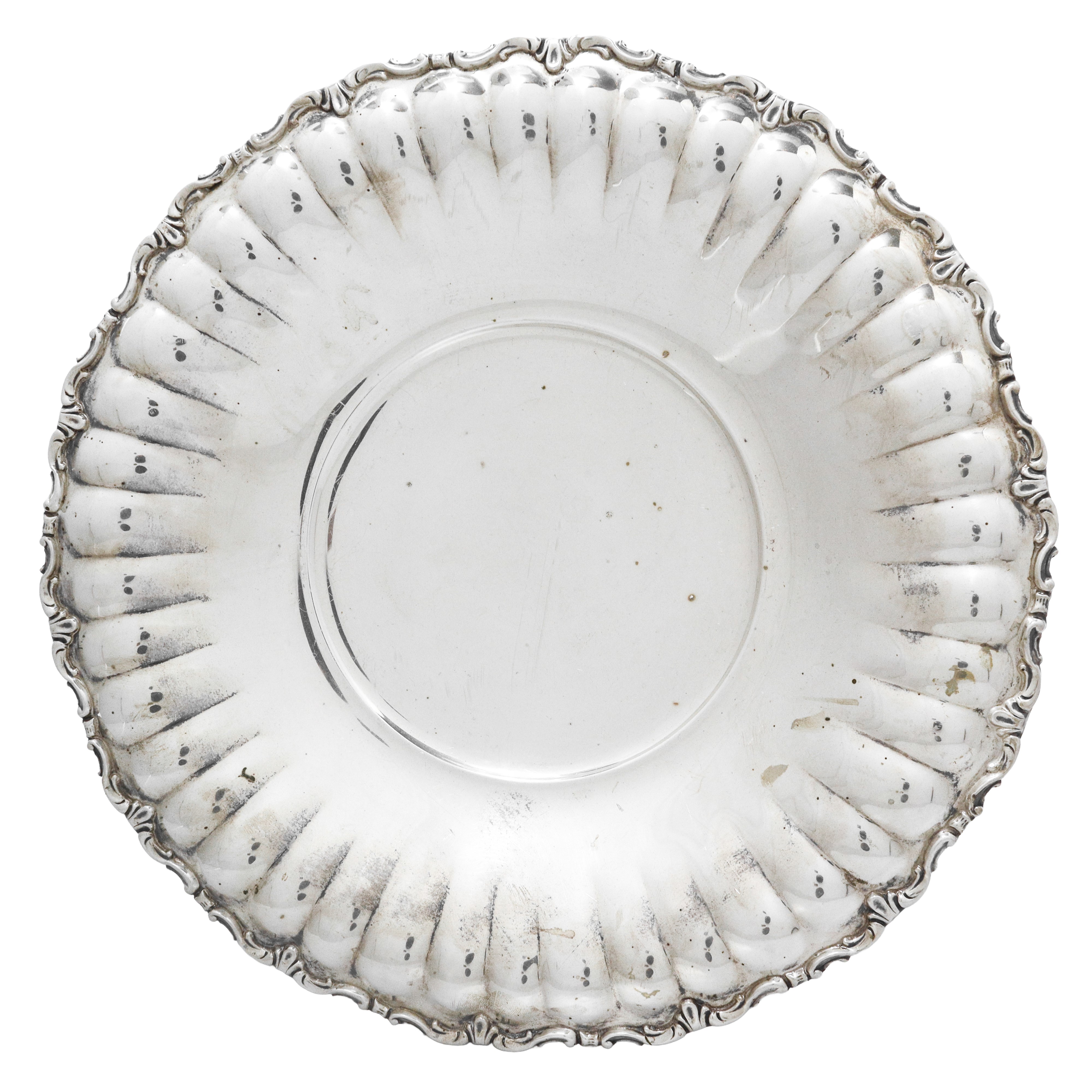 Alzata rotonda centrotavola in argento 800 con bordo festonato e lobato
