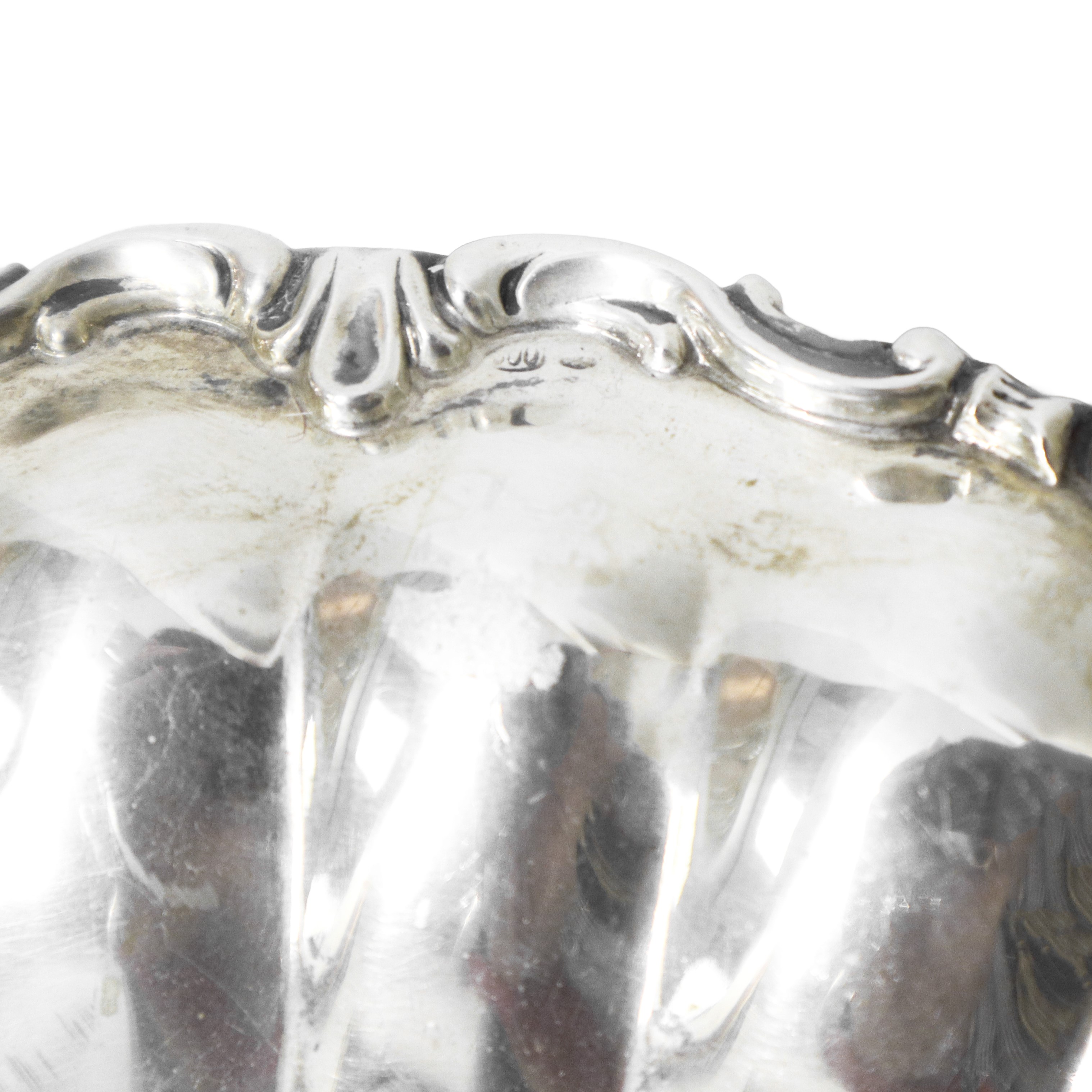 Alzata rotonda centrotavola in argento 800 con bordo festonato e lobato