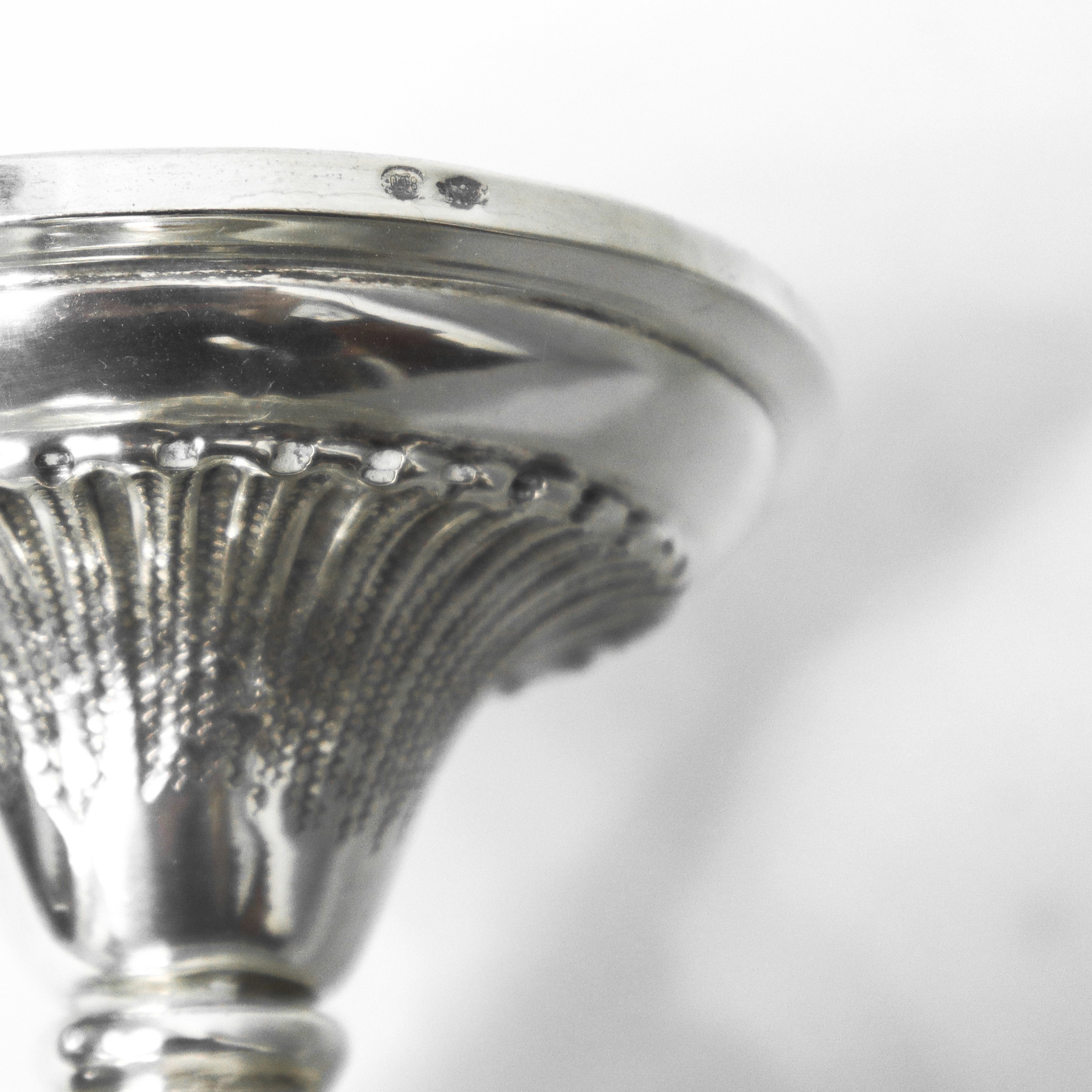 Anfora con manico in argento 800 bulinata