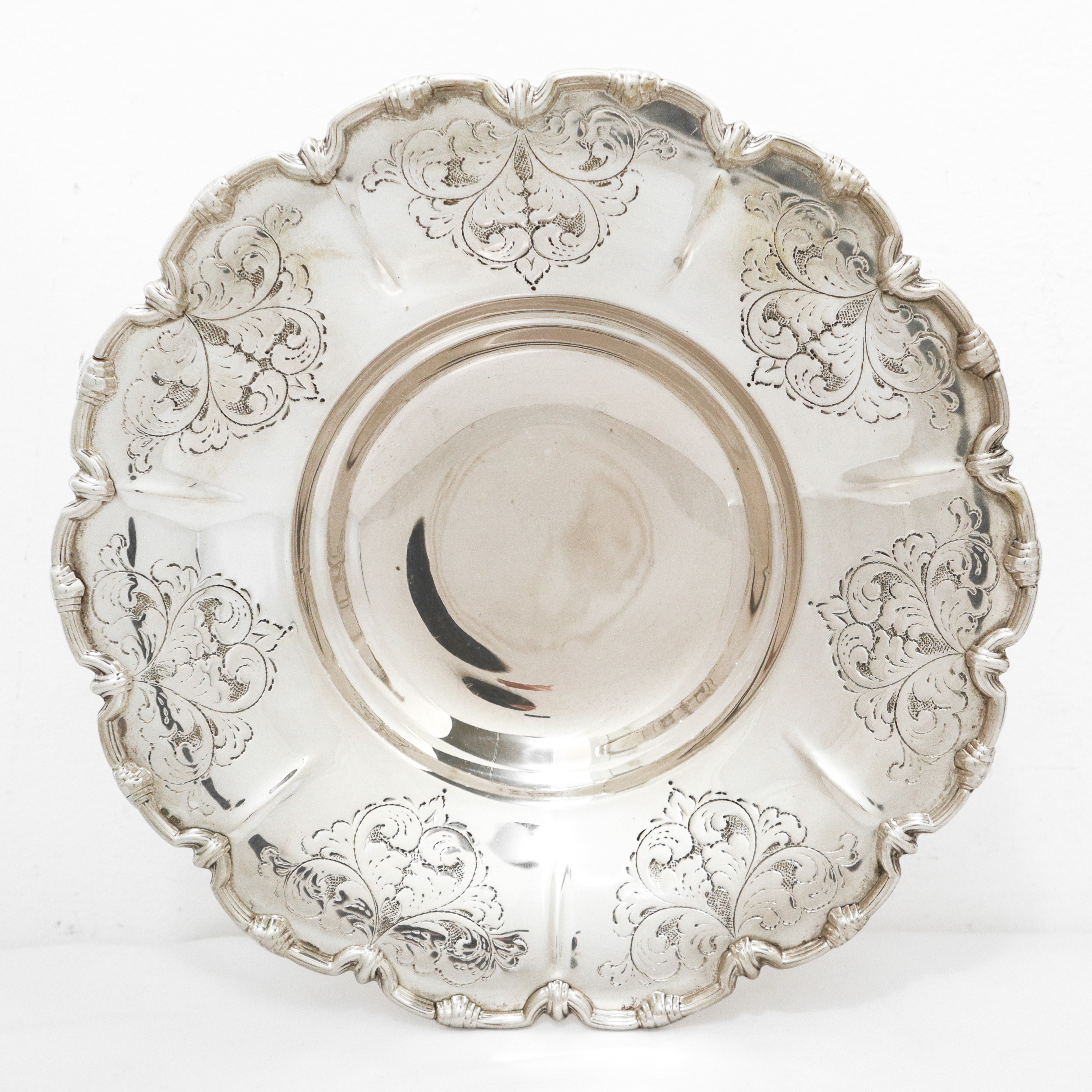 Alzata da centro rotonda in argento 800 bulinata con bordo smerlato