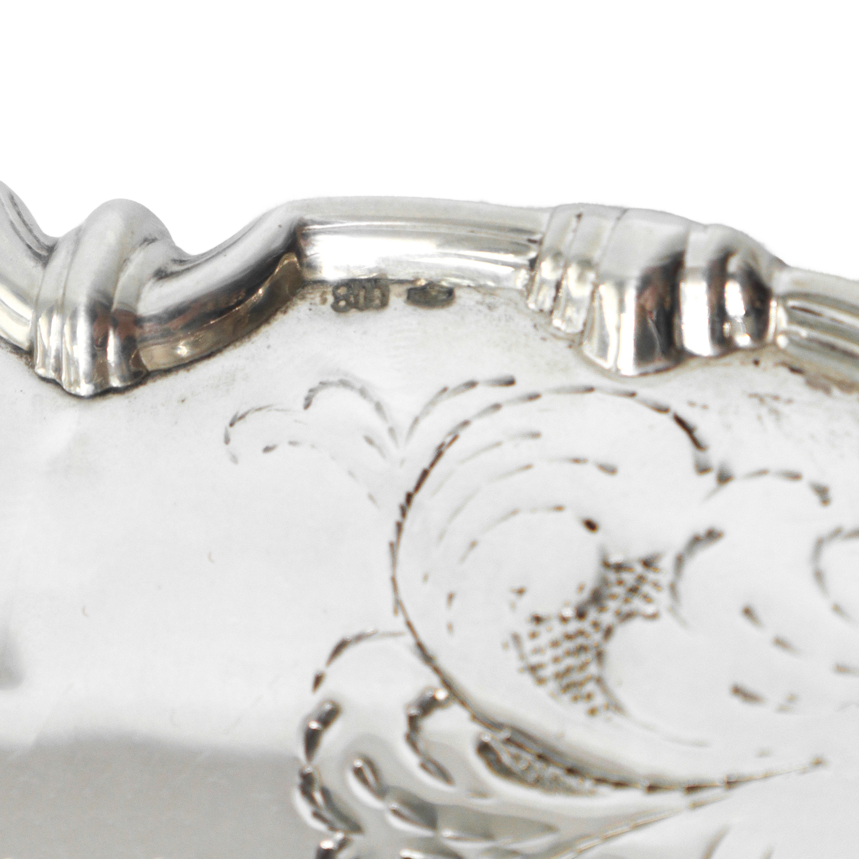 Alzata da centro rotonda in argento 800 bulinata con bordo smerlato