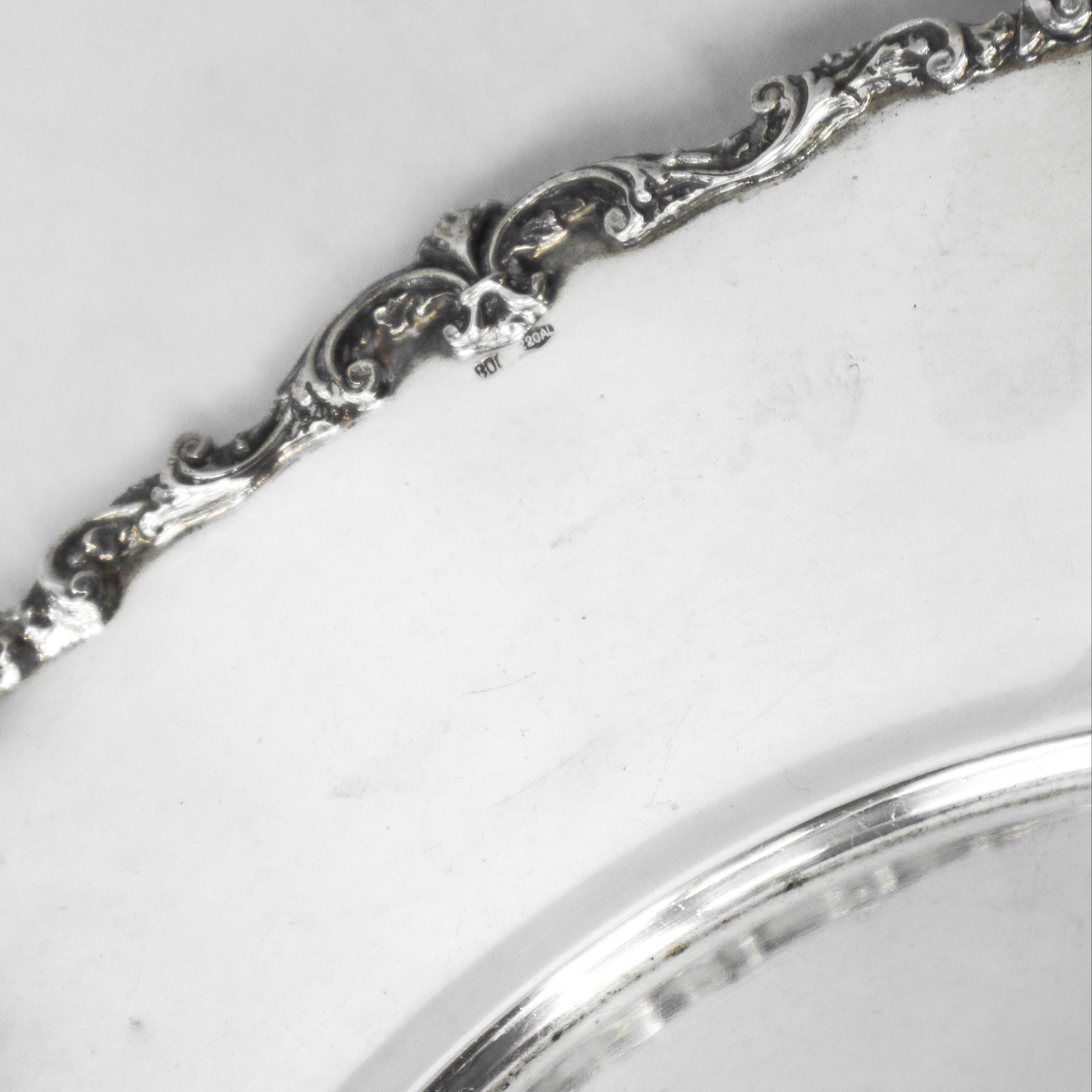 Alzata rotonda in argento 800 con bordo con quattro prese