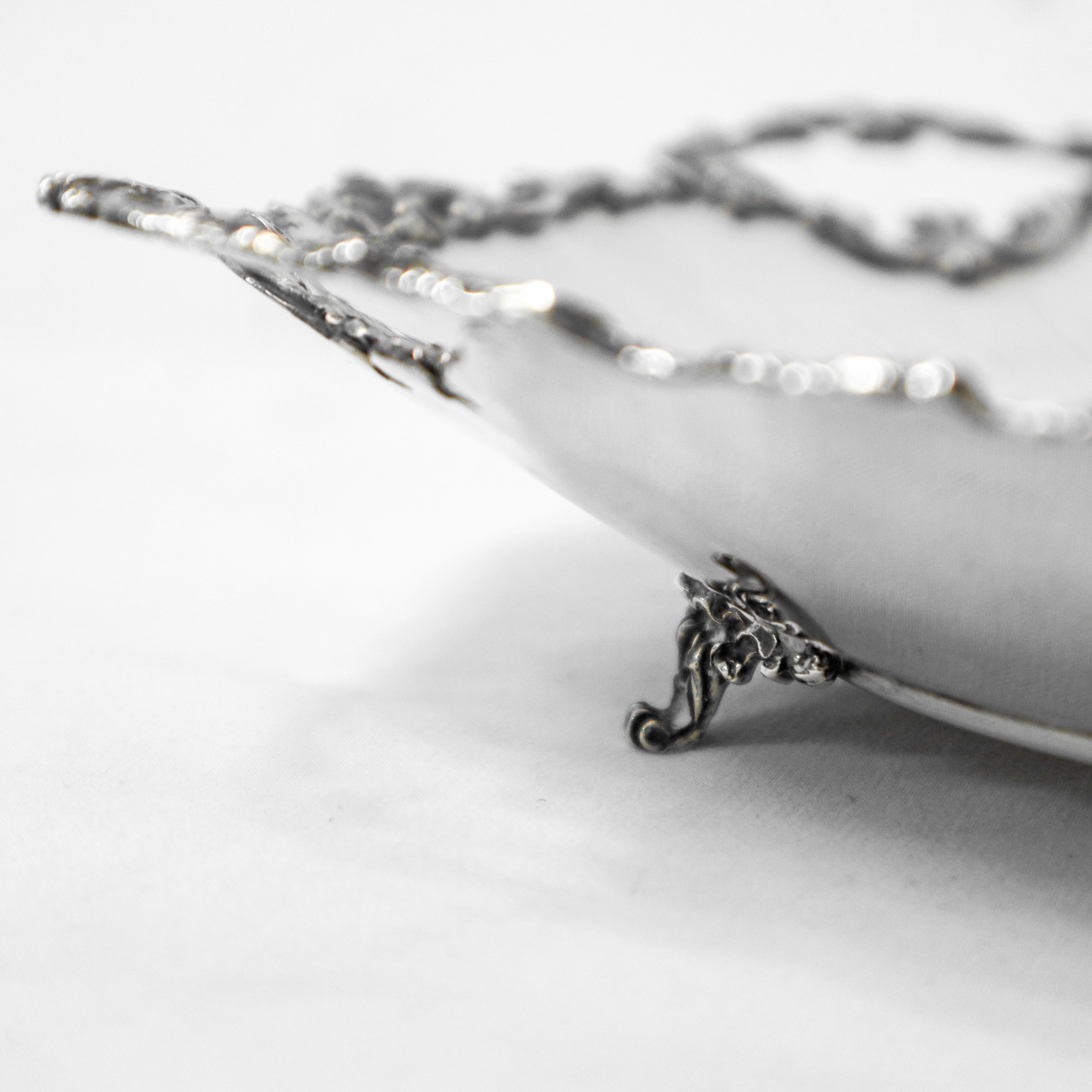 Alzata rotonda in argento 800 con bordo con quattro prese