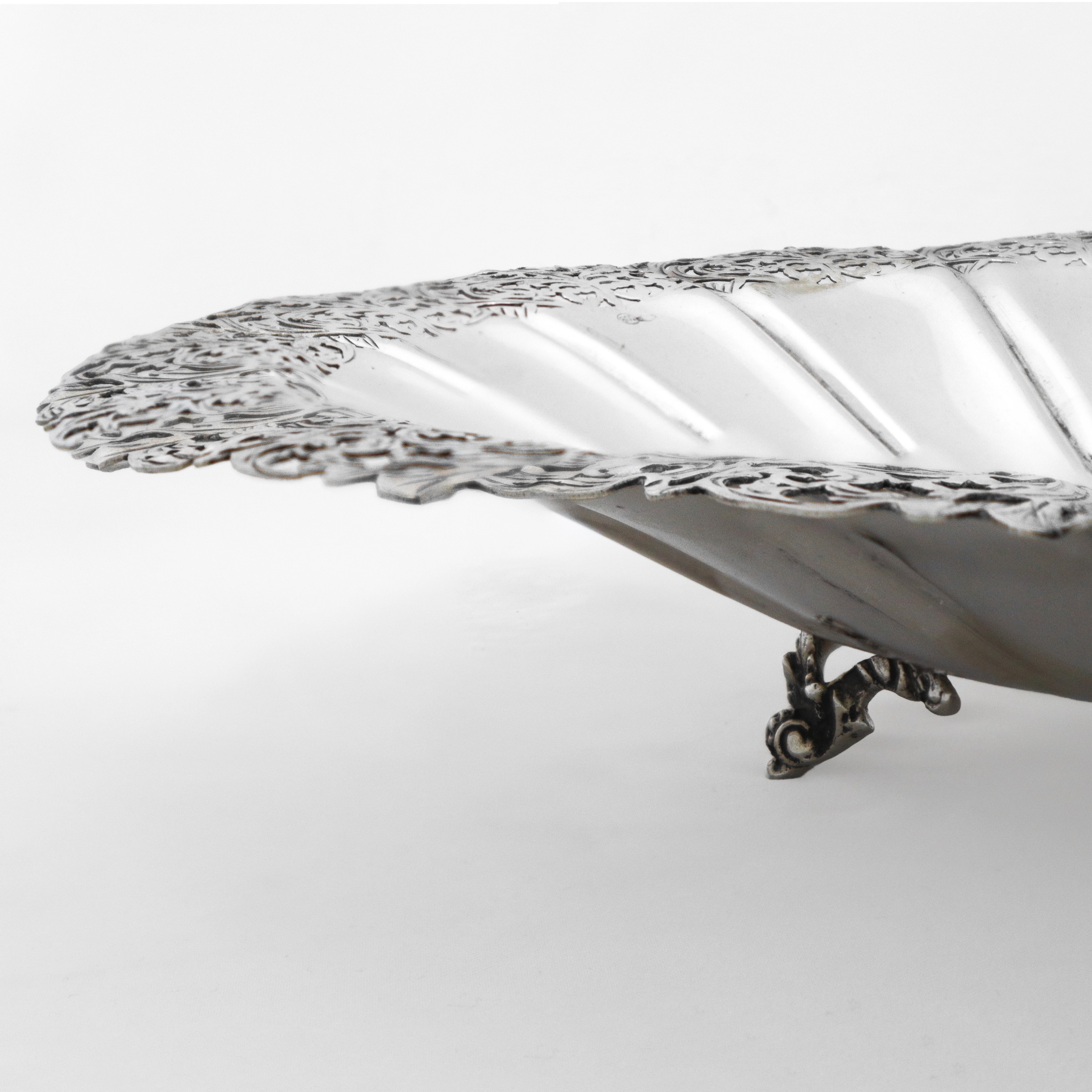 Portabottiglie e alzata rotondi in argento 800 con bordo filigranato