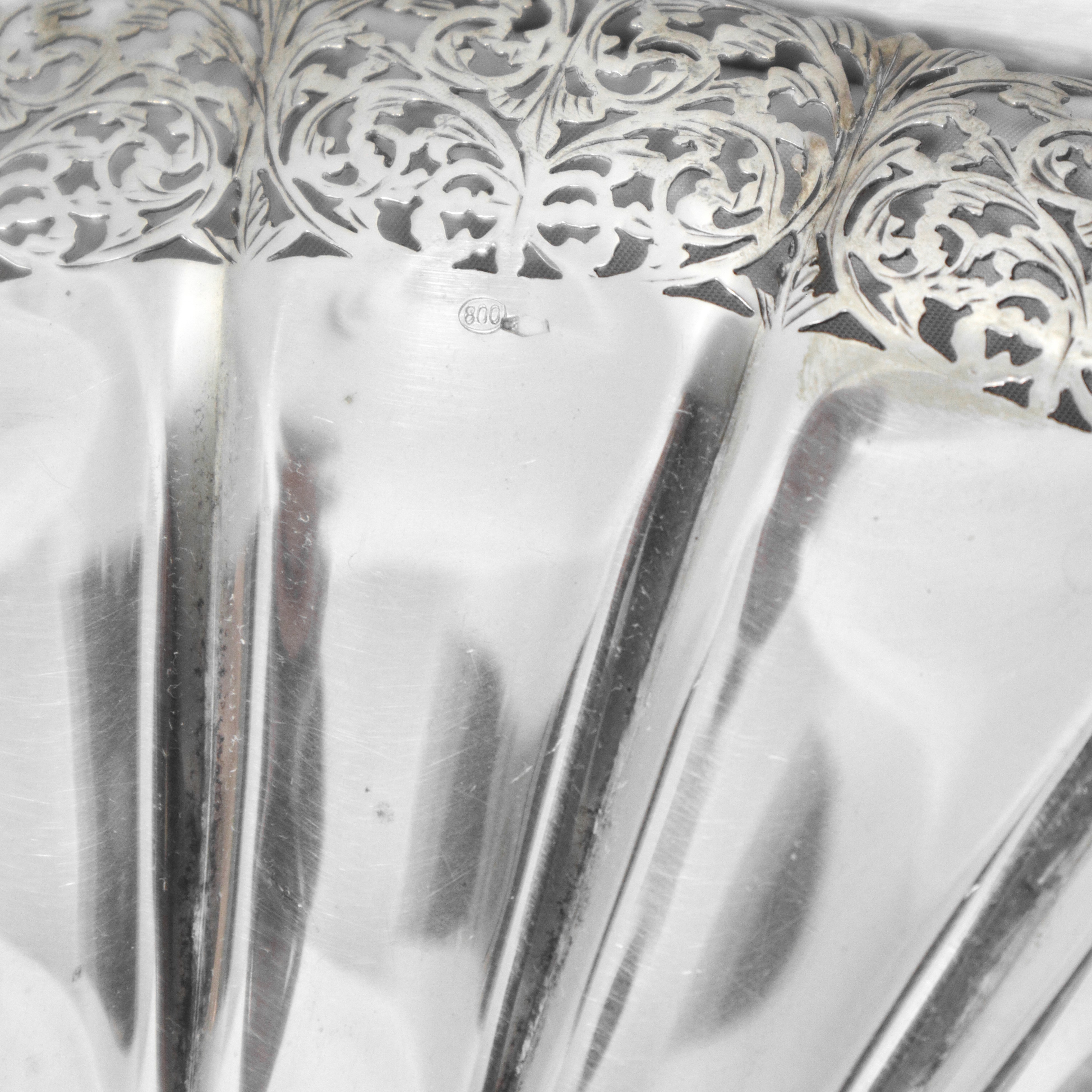 Portabottiglie e alzata rotondi in argento 800 con bordo filigranato