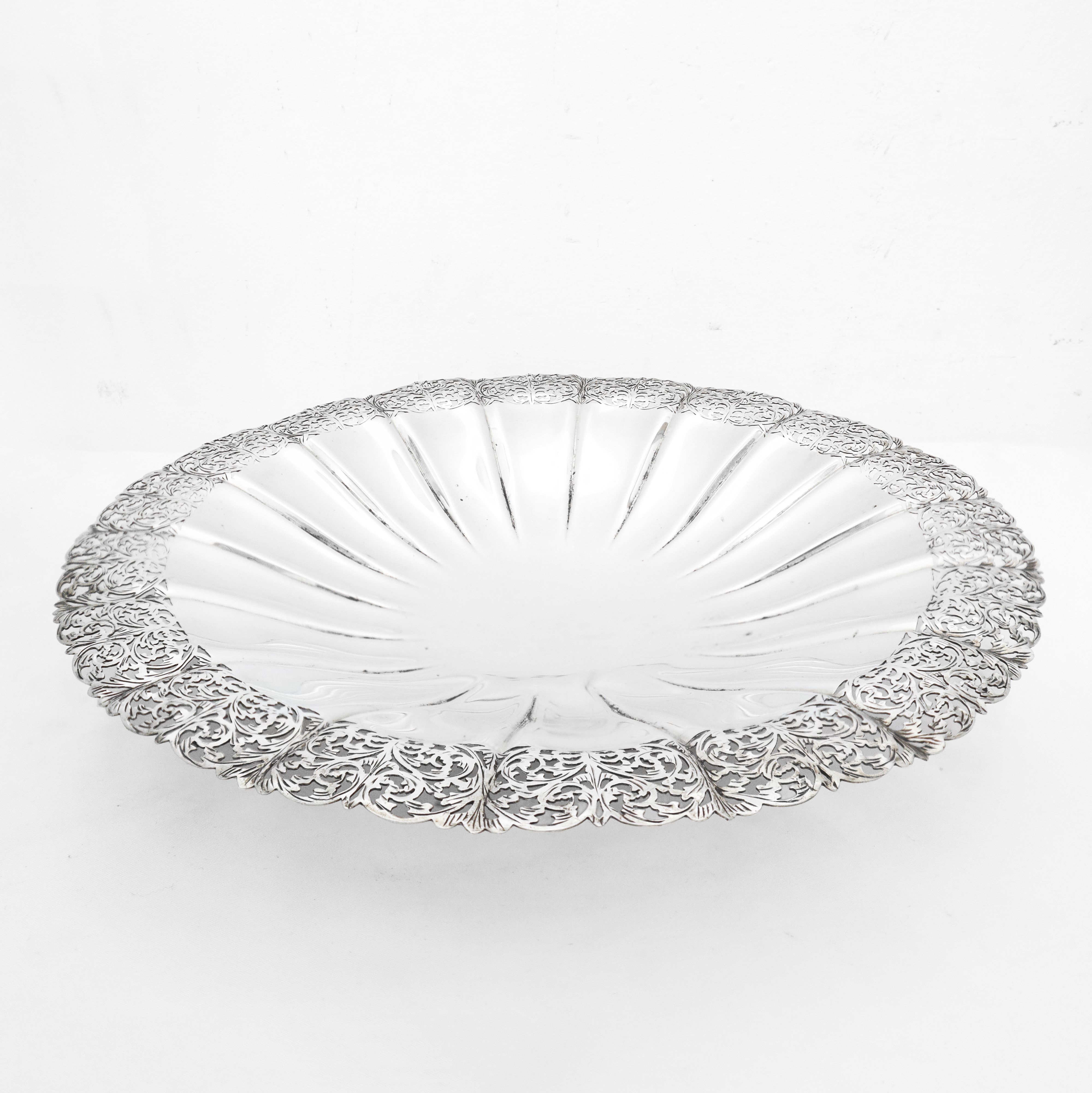 Portabottiglie e alzata rotondi in argento 800 con bordo filigranato