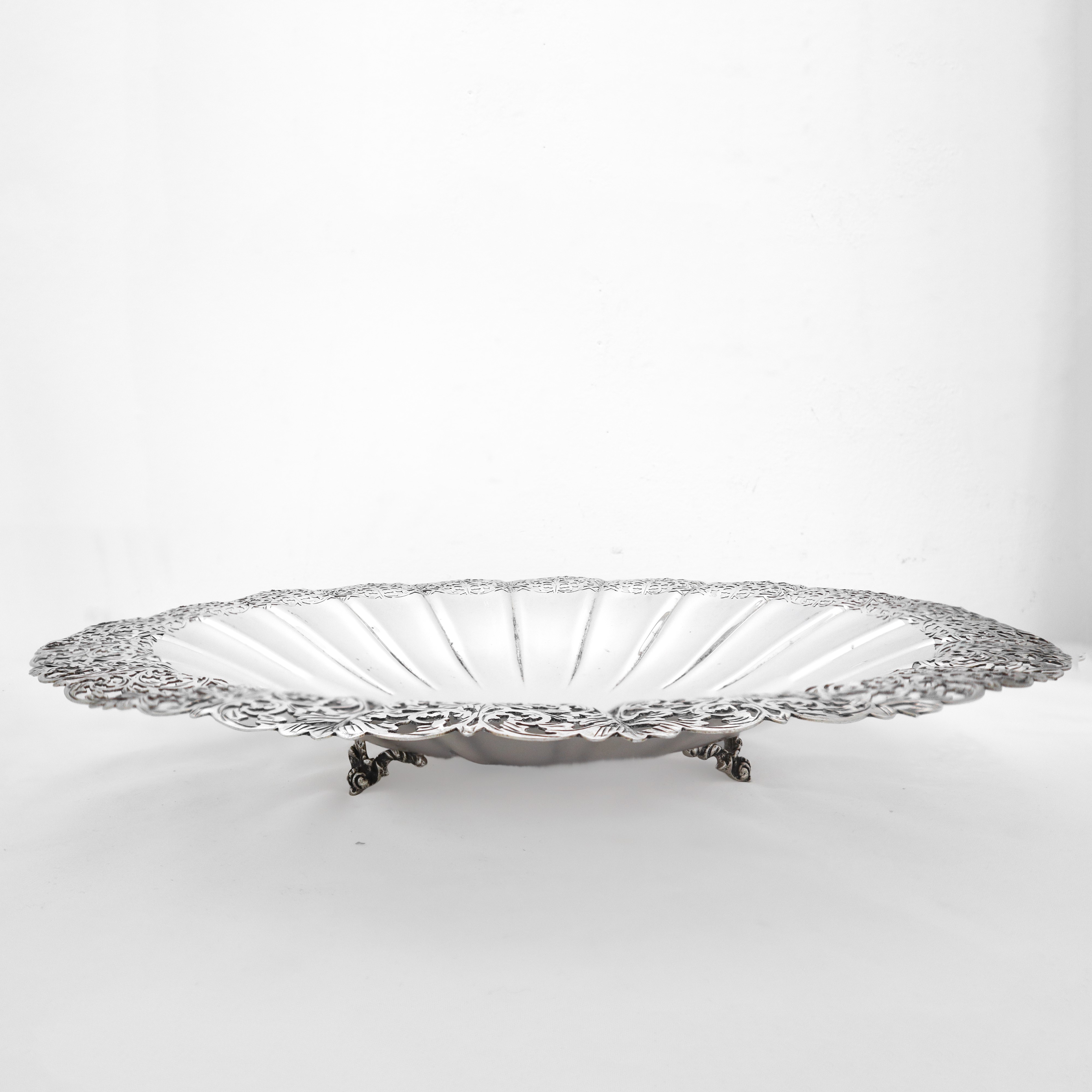 Portabottiglie e alzata rotondi in argento 800 con bordo filigranato