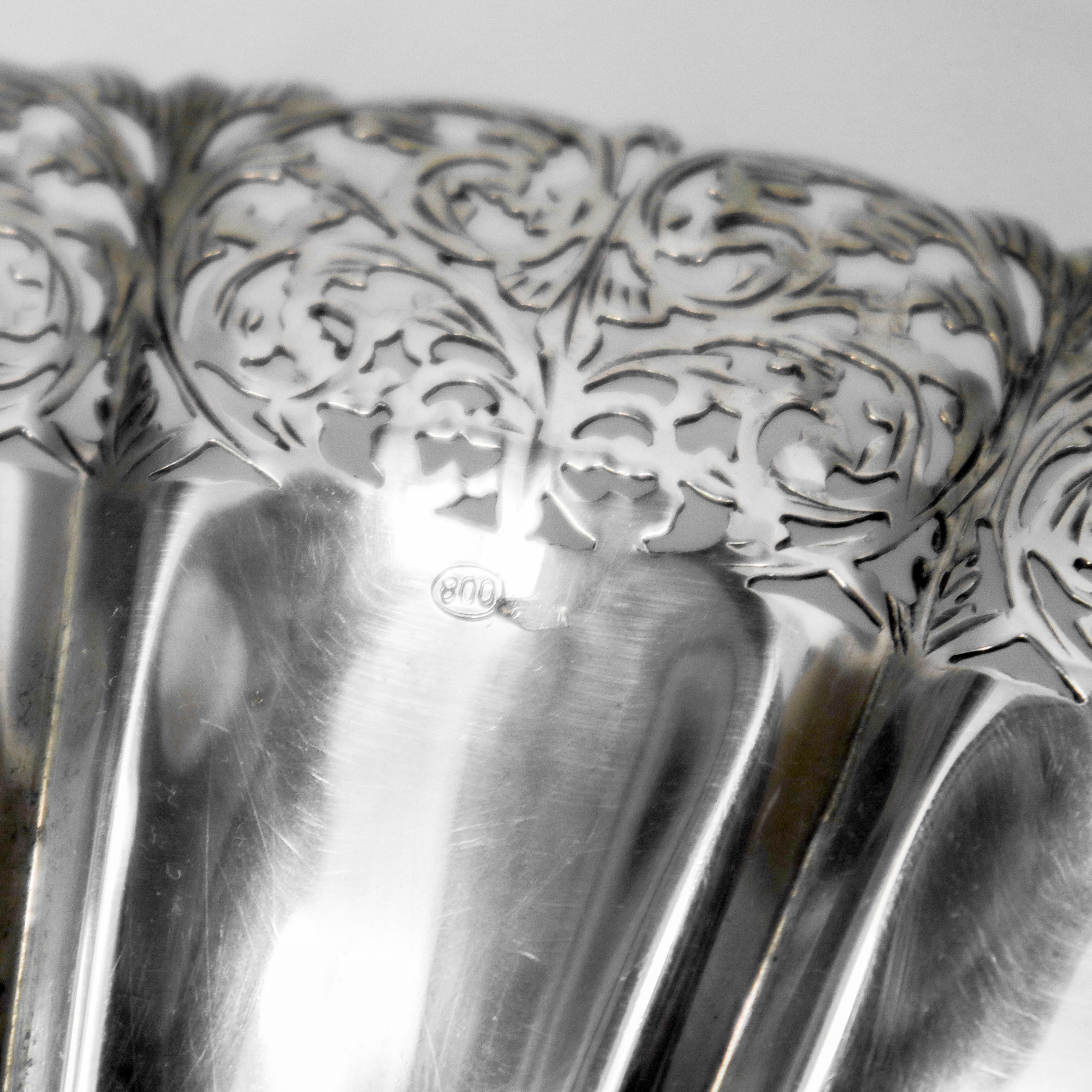 Portabottiglie e alzata rotondi in argento 800 con bordo filigranato