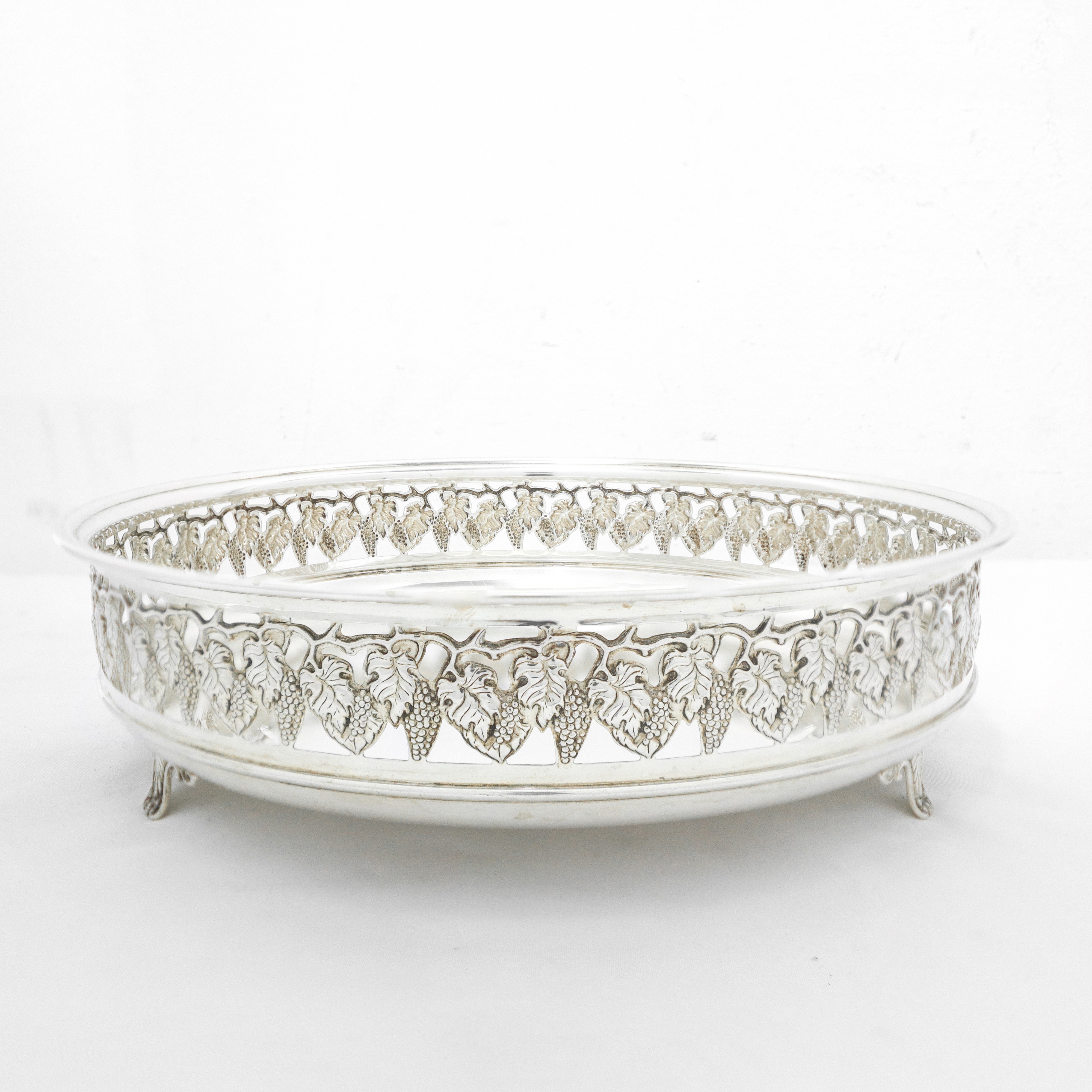 Alzata centrotavola in argento 800 con bordo traforato e lavorato a grappoli d'uva