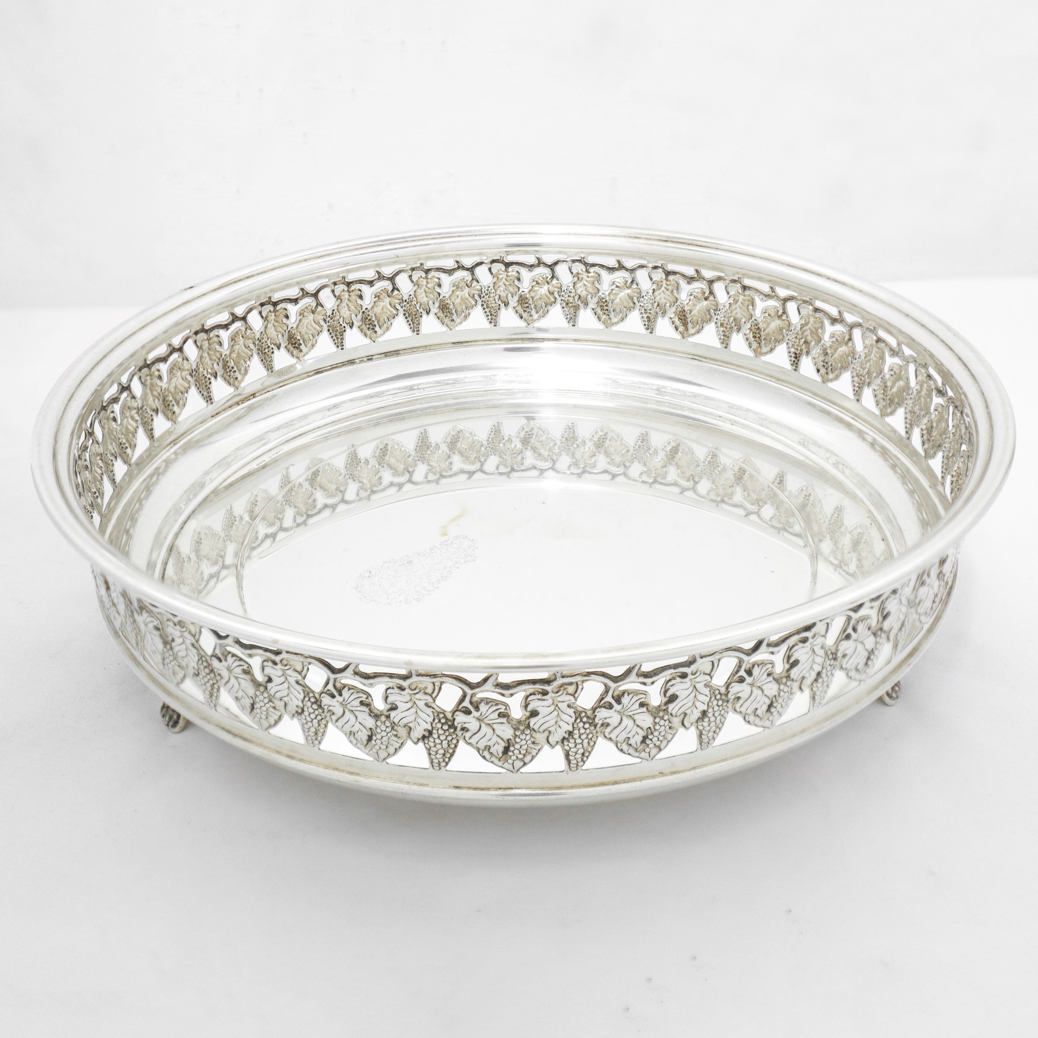 Alzata centrotavola in argento 800 con bordo traforato e lavorato a grappoli d'uva