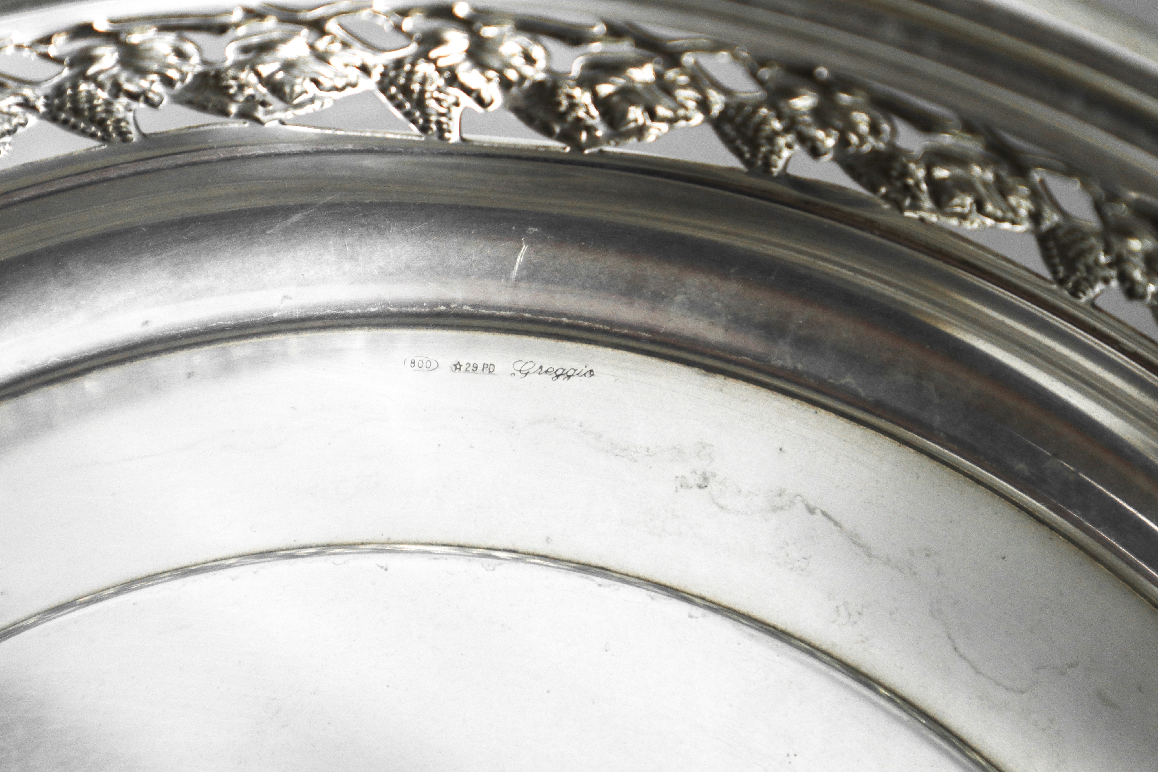 Alzata centrotavola in argento 800 con bordo traforato e lavorato a grappoli d'uva