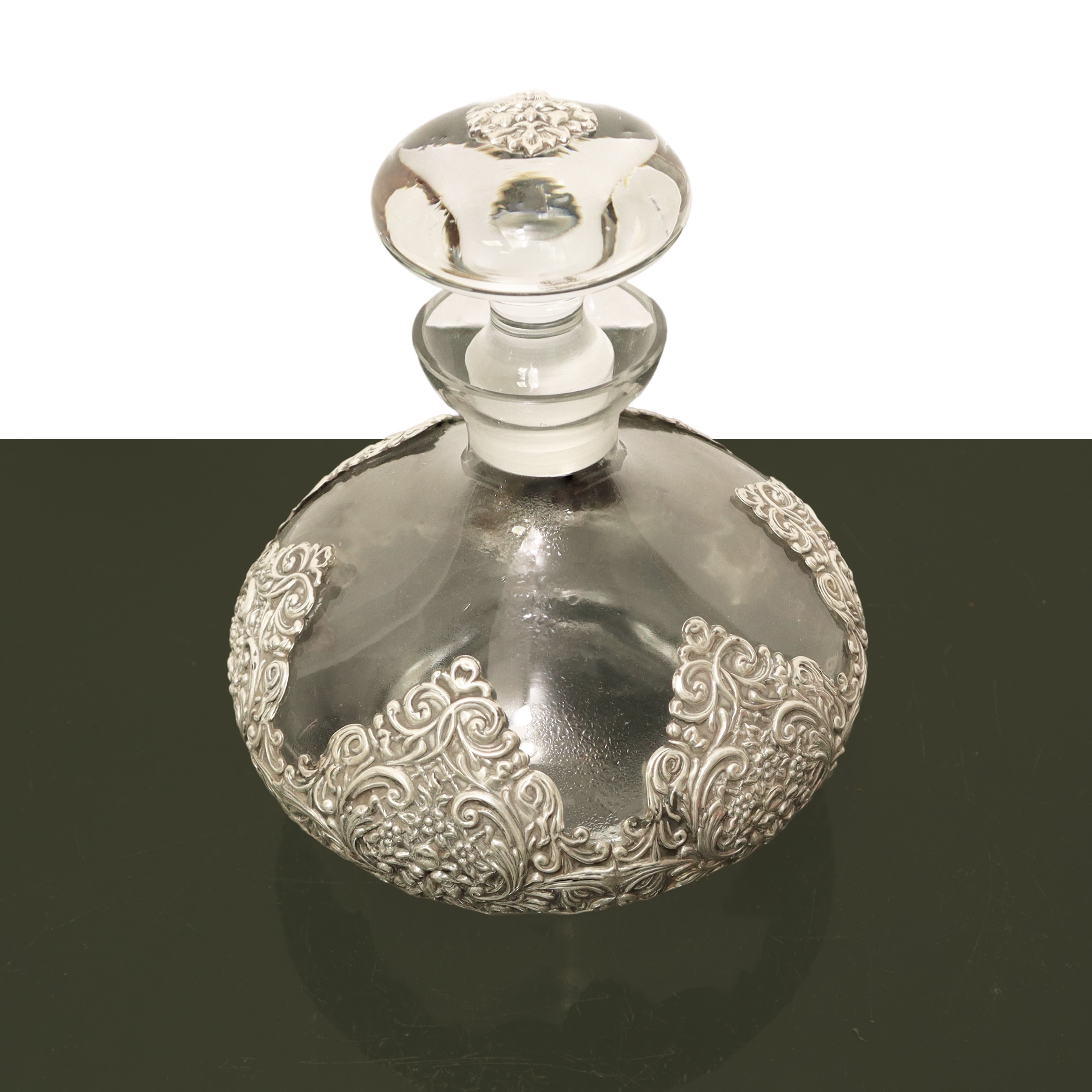 Bottiglia in cristallo ricoperta da argento sbalzato a motivi floreali