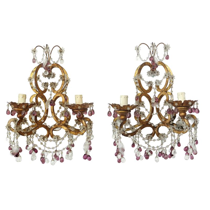 Coppia di appliques in metallo dorato con brindoli in vetro a sfere e fiori bianchi e ametista a ...