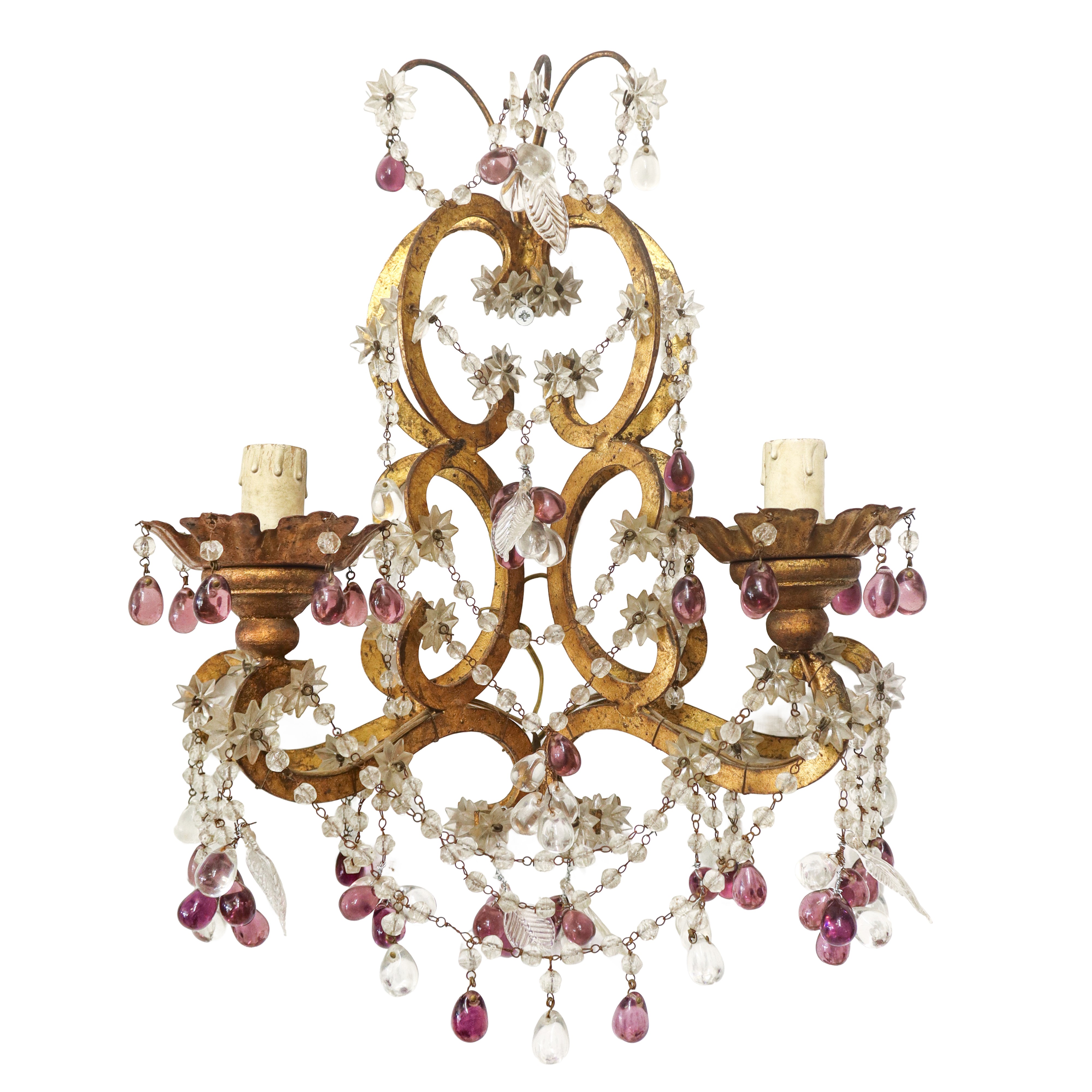 Coppia di appliques in metallo dorato con brindoli in vetro a sfere e fiori bianchi e ametista a ...