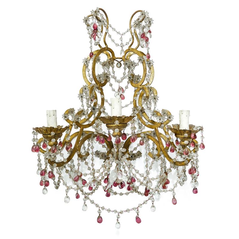 Applique in metallo dorato con brindoli in vetro a sfere e fiori bianchi e ametista a tre luci