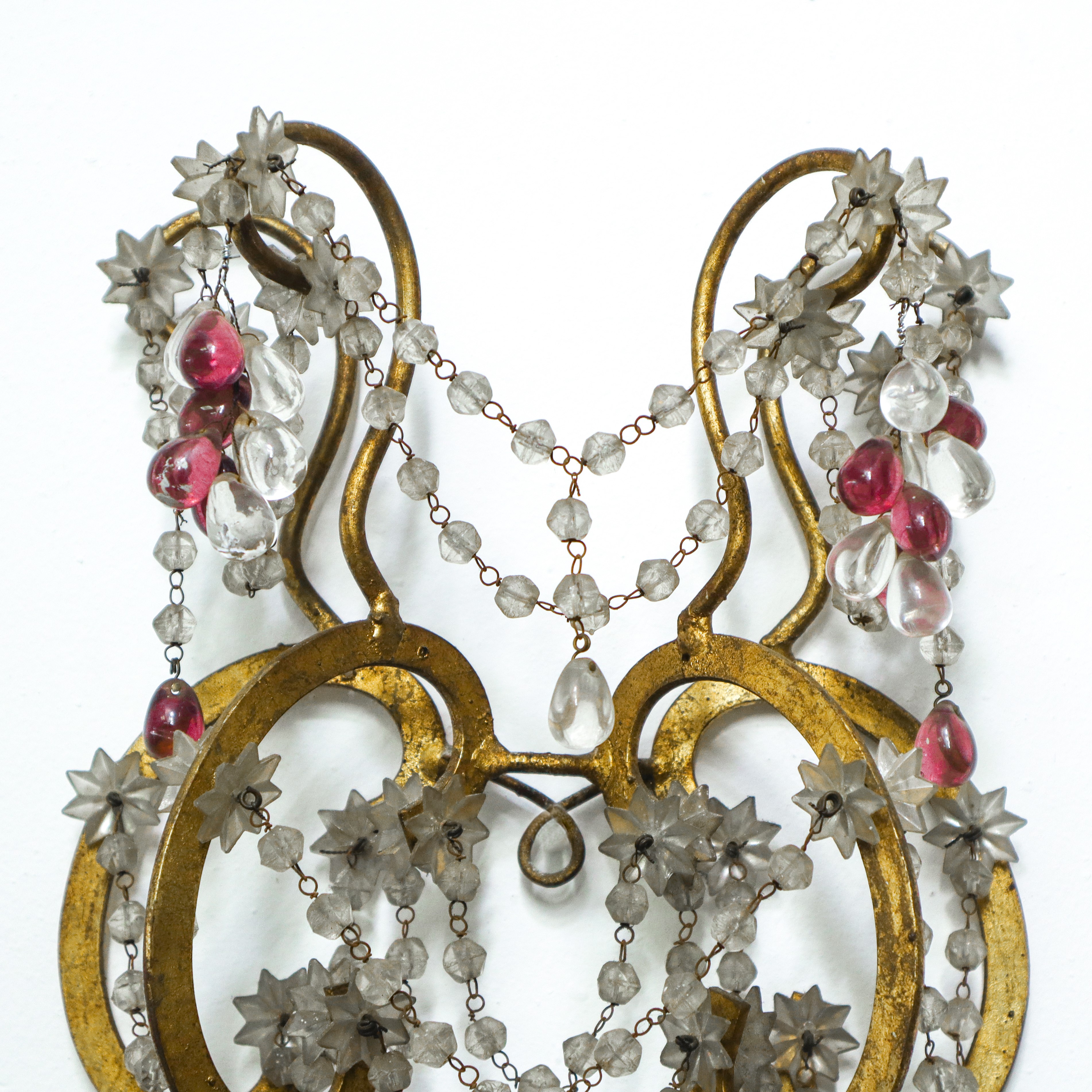 Applique in metallo dorato con brindoli in vetro a sfere e fiori bianchi e ametista a tre luci