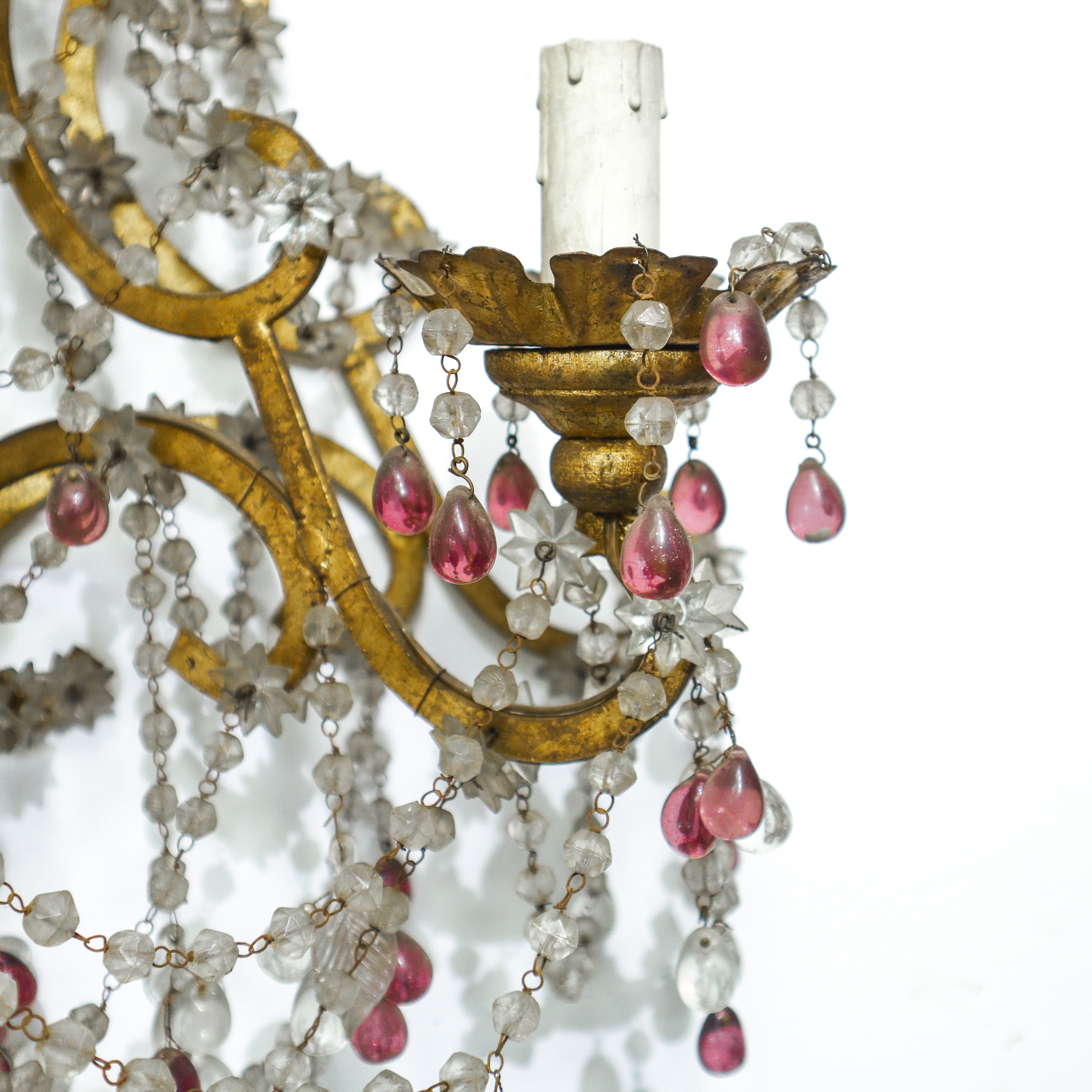 Applique in metallo dorato con brindoli in vetro a sfere e fiori bianchi e ametista a tre luci