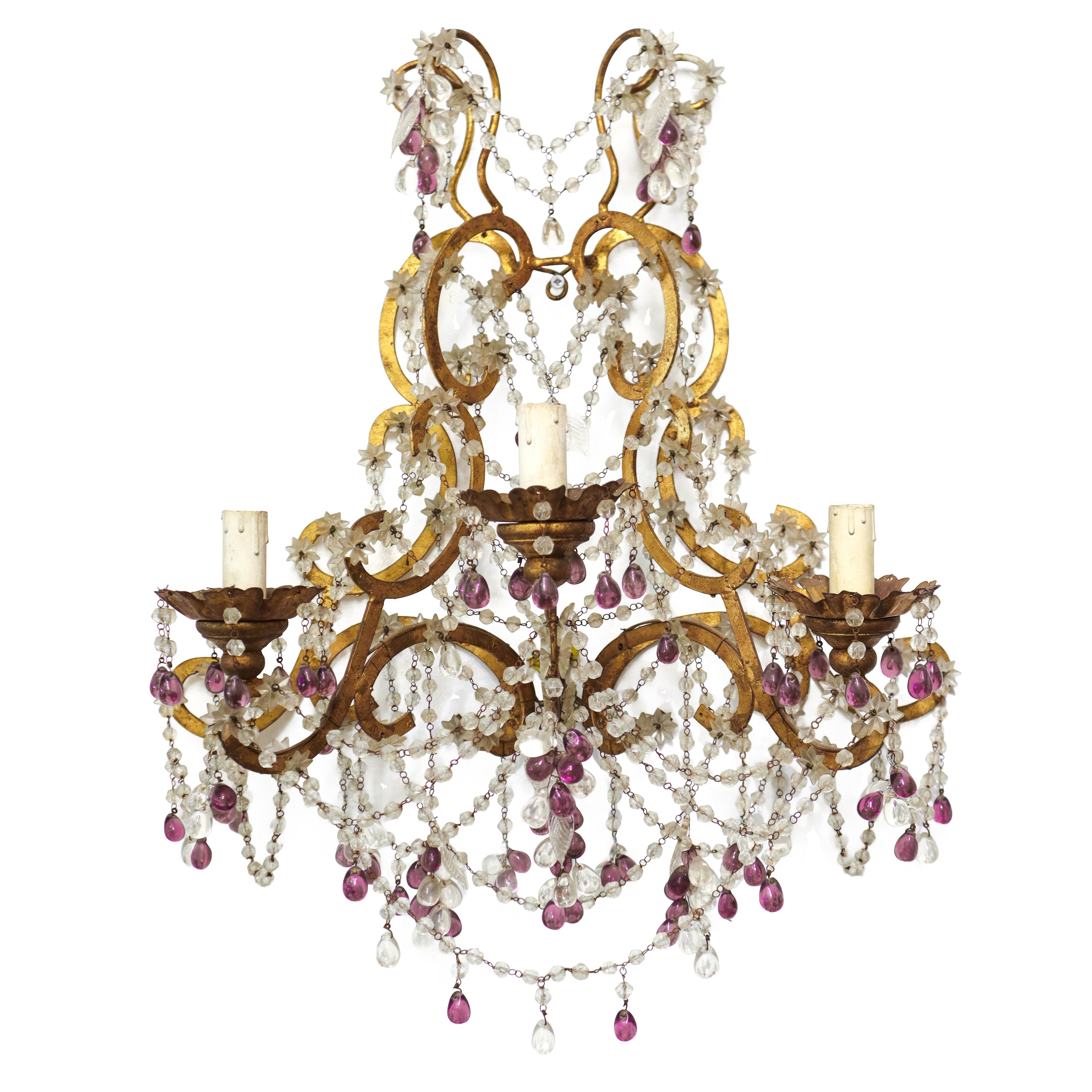 Coppia di appliques in metallo dorato con brindoli in vetro a sfere e fiori bianchi e ametista a ...