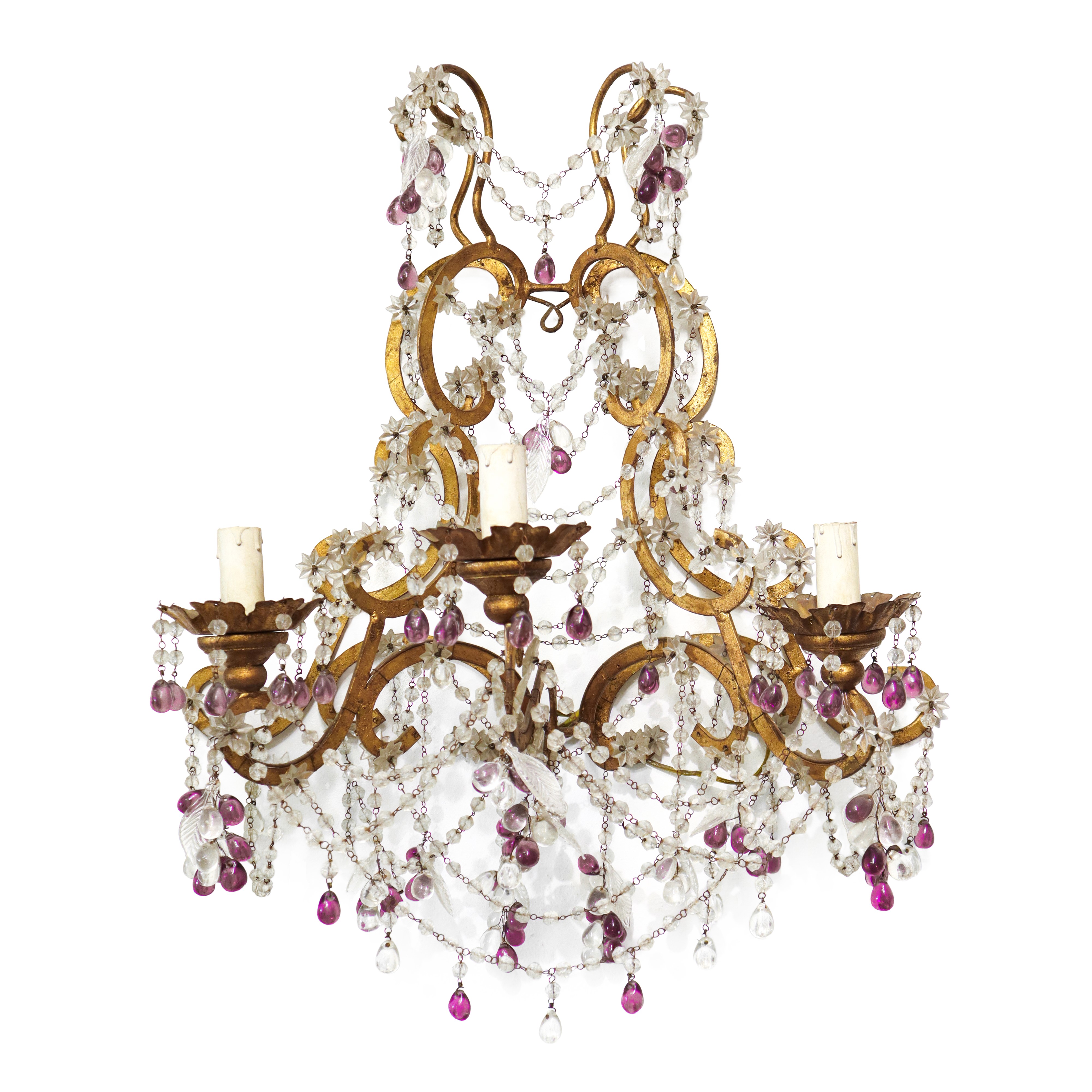 Coppia di appliques in metallo dorato con brindoli in vetro a sfere e fiori bianchi e ametista a ...