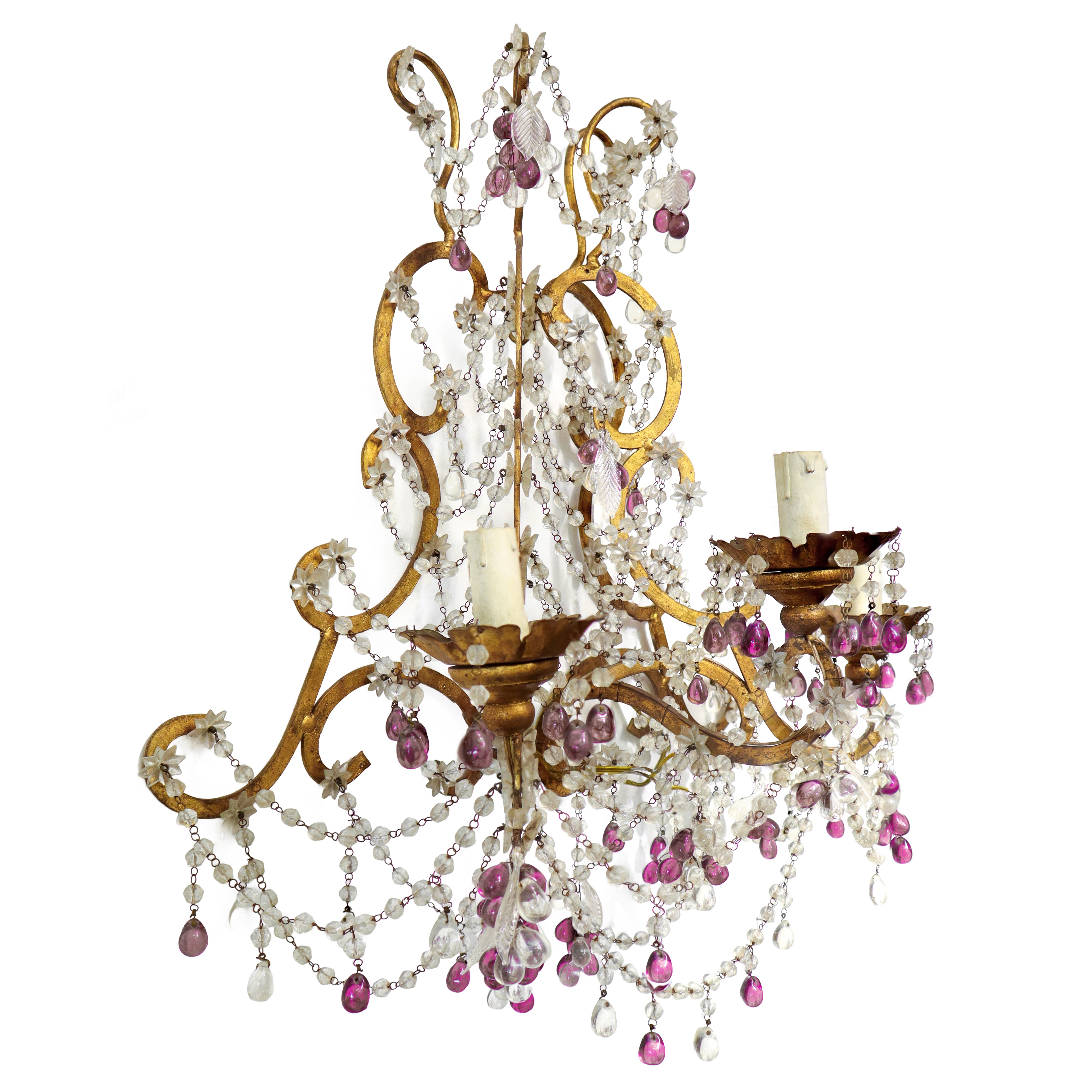 Coppia di appliques in metallo dorato con brindoli in vetro a sfere e fiori bianchi e ametista a ...