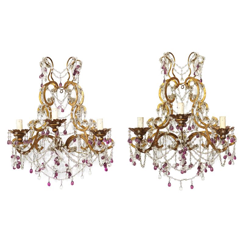 Coppia di appliques in metallo dorato con brindoli in vetro a sfere e fiori bianchi e ametista a ...