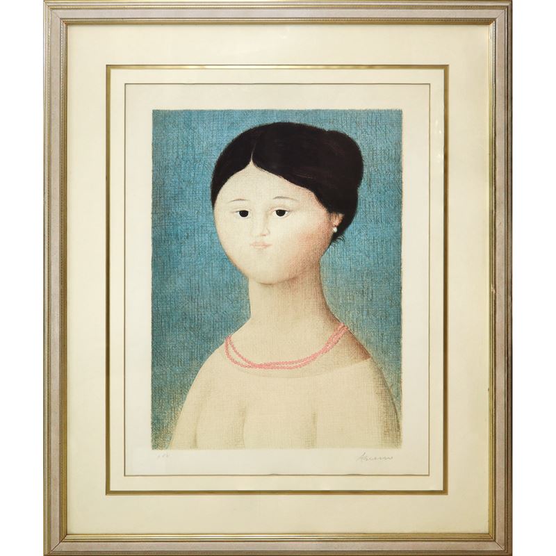 Donna con collana rosa