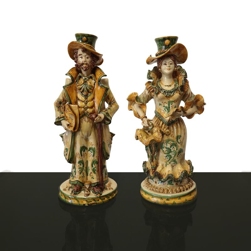 Coppia di lumiere in maiolica policroma invetriatata