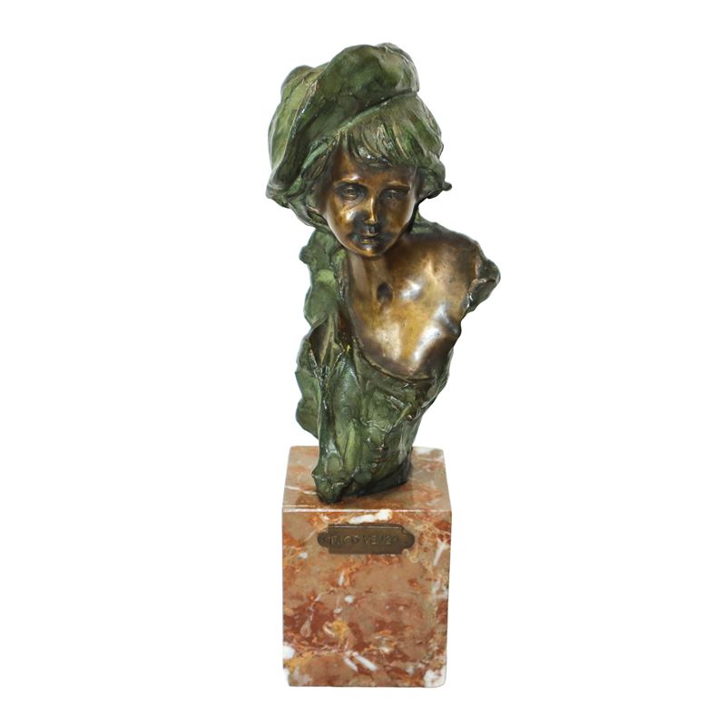 Giovane donna con cappello