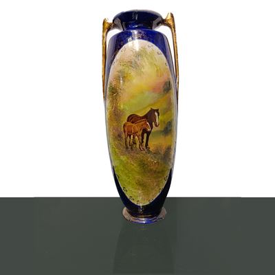 Vaso in porcellana inglese, medaglione centrale con cavalli