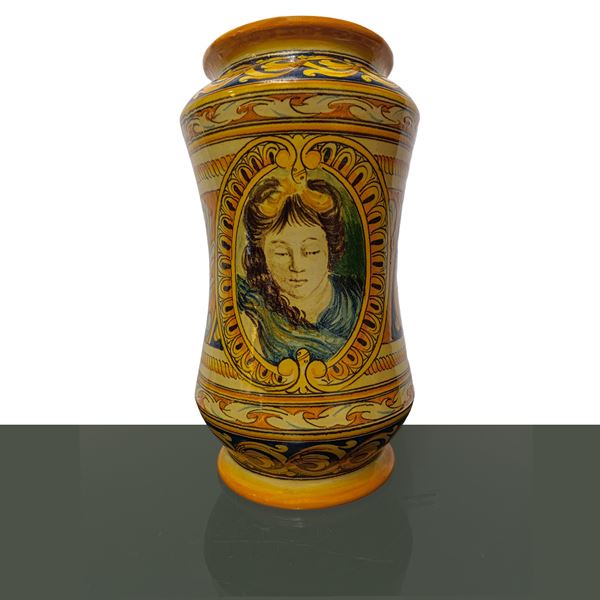 Riccardo  Varsallona ceramiche - Vaso in ceramica policroma di Caltagirone con medaglione centrale con figura femminile
