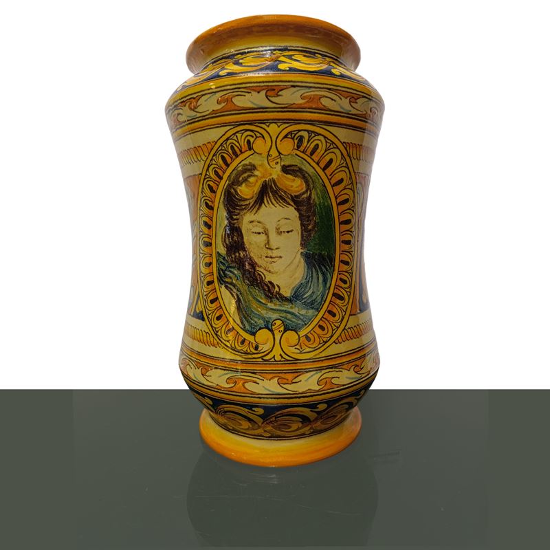 Vaso in ceramica policroma di Caltagirone con medaglione centrale con figura femminile