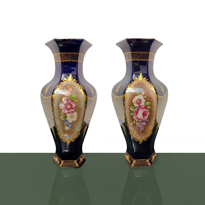 Coppia di Vasi Esagonali Blu Sevres con Decorazioni Floreali Dipinti a Mano