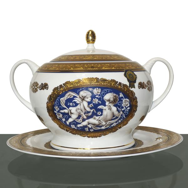 Limoges - Soup tureen with porcelain underplate with gold rim and cupids in the center
