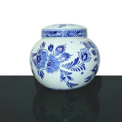 Poutiche in Porcellana Bianca con Decori Floreali Blu Dipinti a Mano